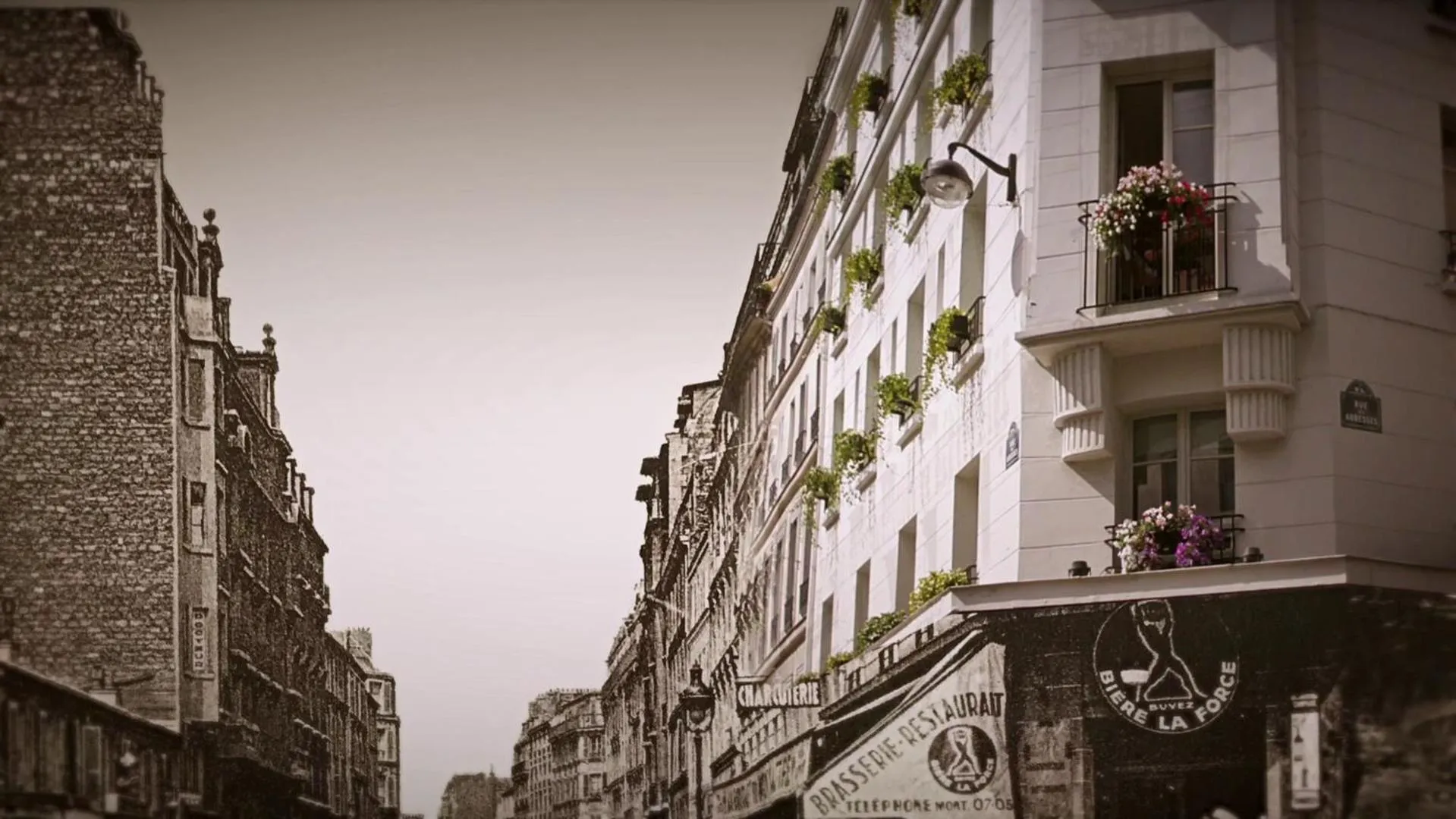 Facade/entrance in Montmartre Residence