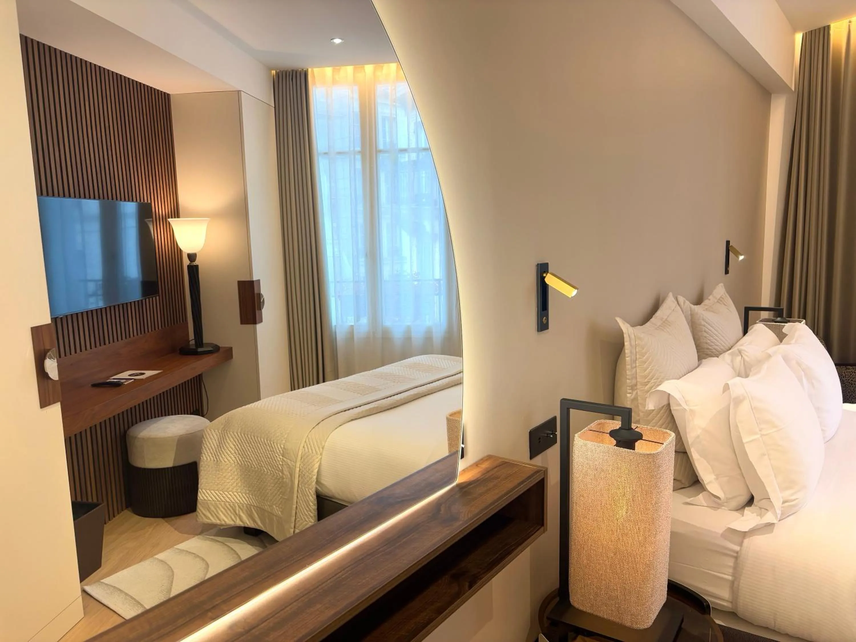 Photo of the whole room, Bed in Montmartre Residence