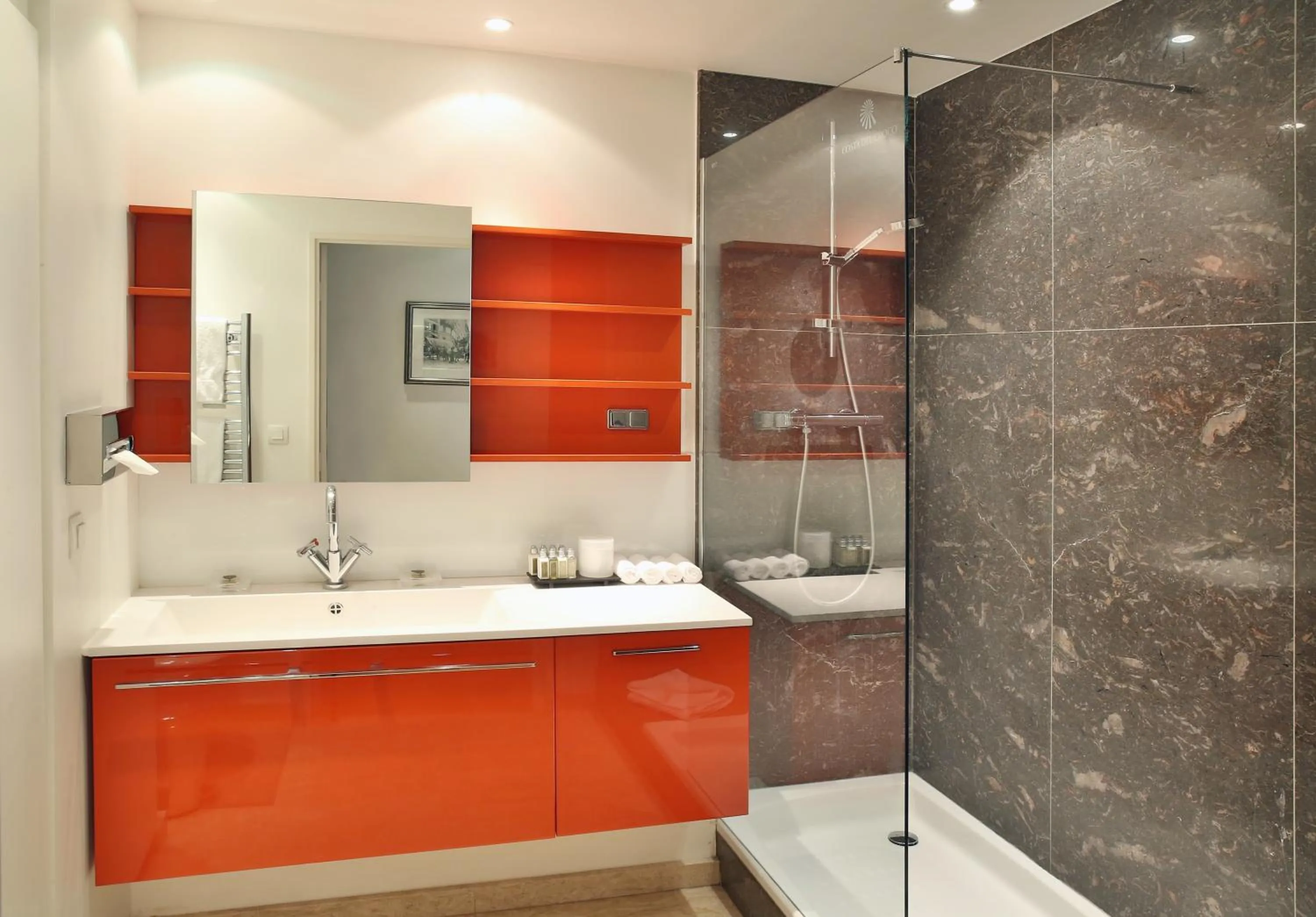 Shower in Montmartre Residence