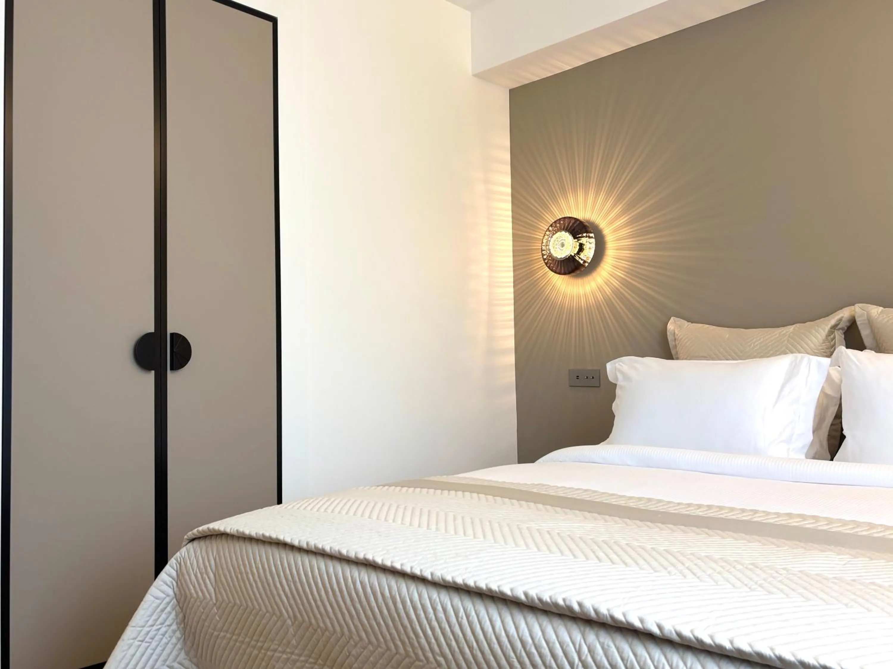 Bedroom, Bed in Montmartre Residence