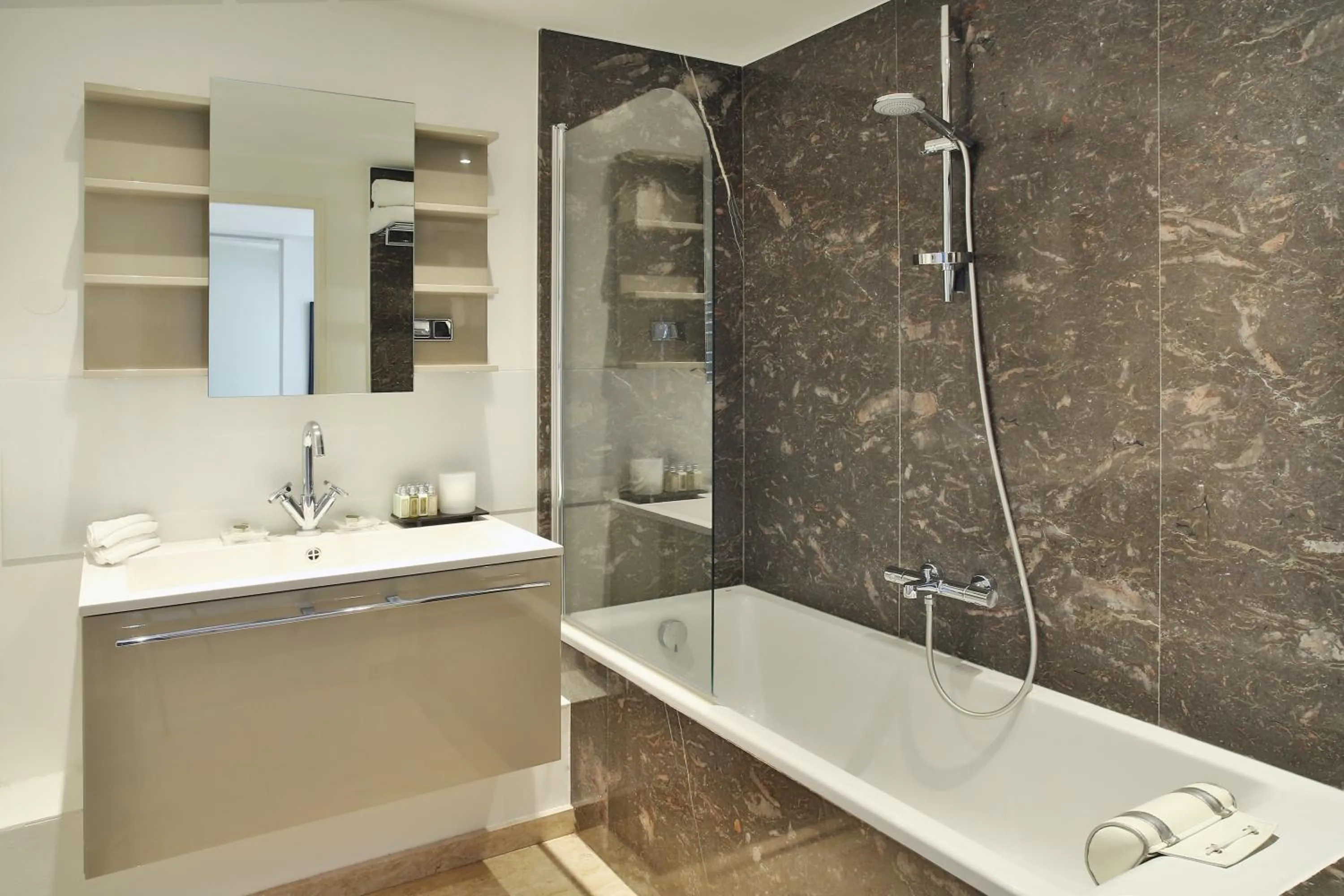 Bathroom in Montmartre Residence