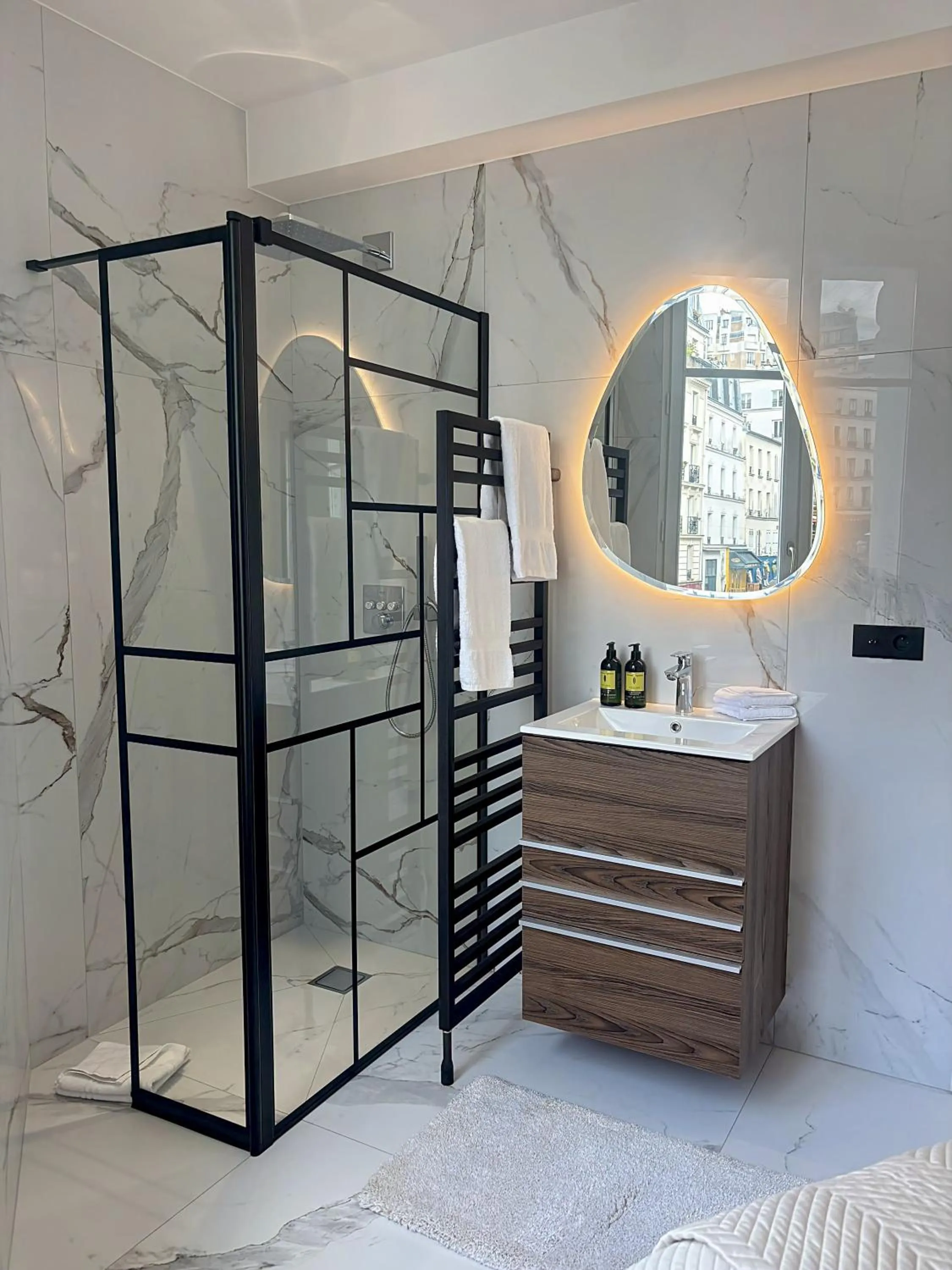 Shower in Montmartre Residence