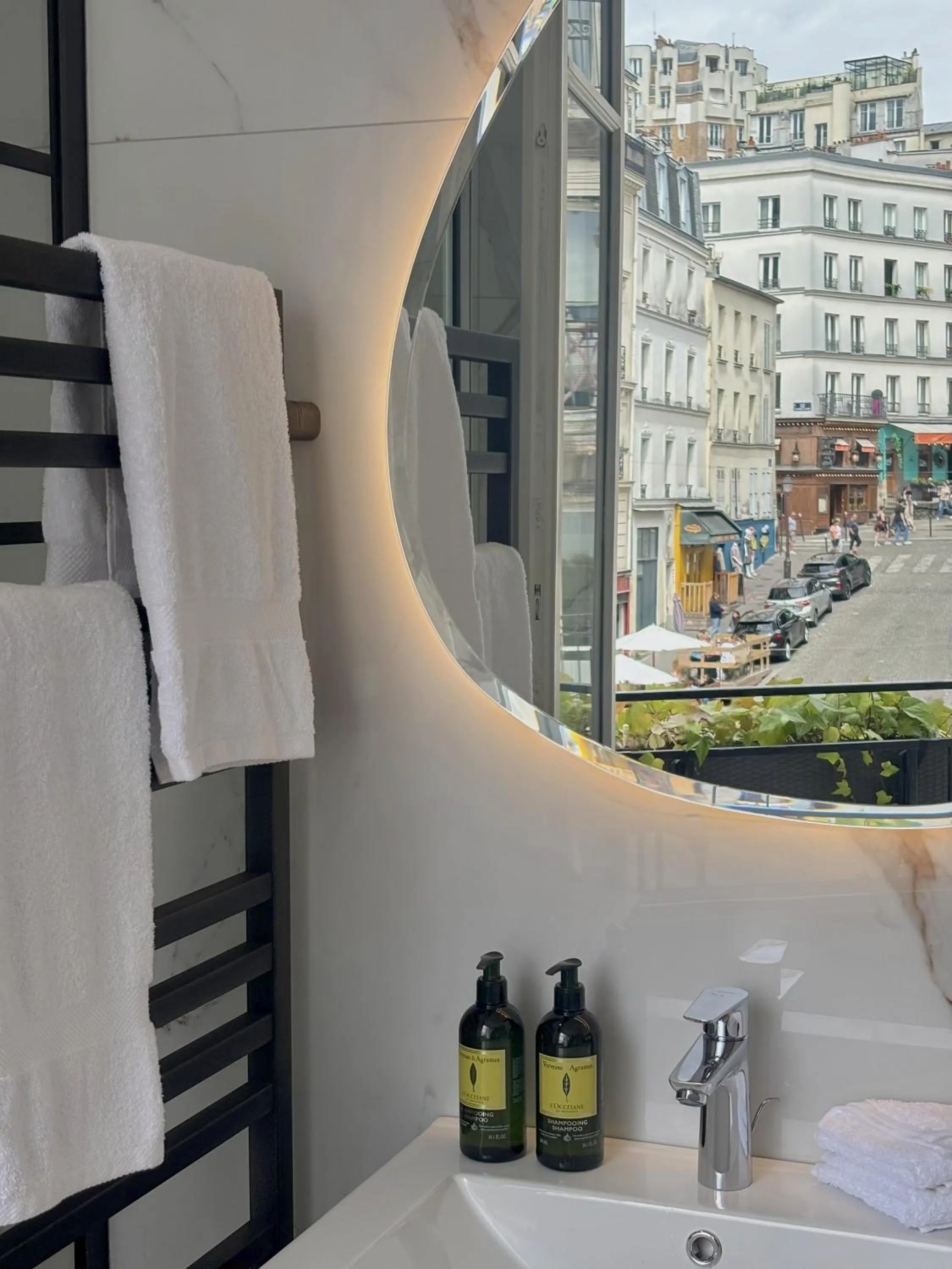 Shower in Montmartre Residence
