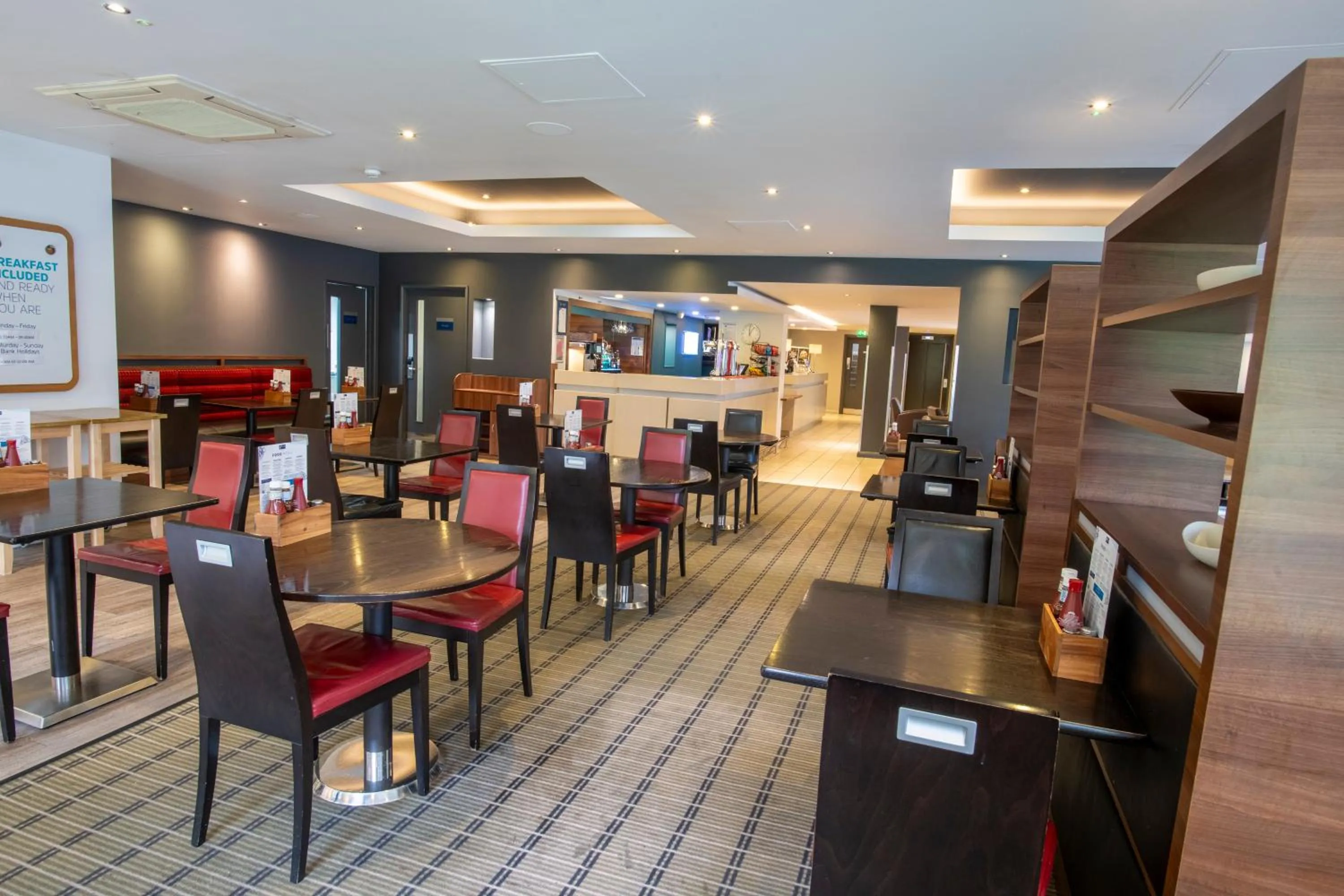 Restaurant/places to eat in Holiday Inn Express Warwick - Stratford-upon-Avon by IHG