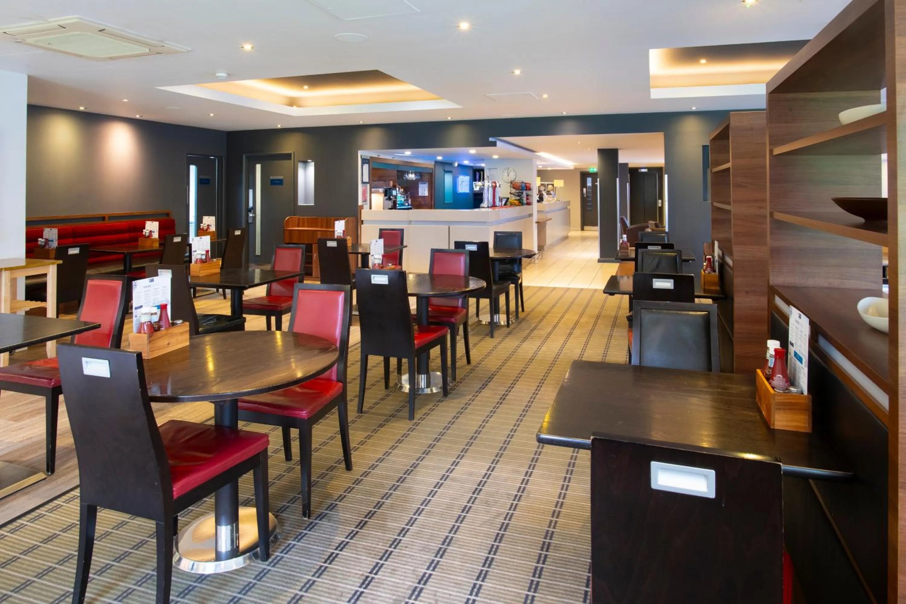 Restaurant/places to eat in Holiday Inn Express Warwick - Stratford-upon-Avon by IHG