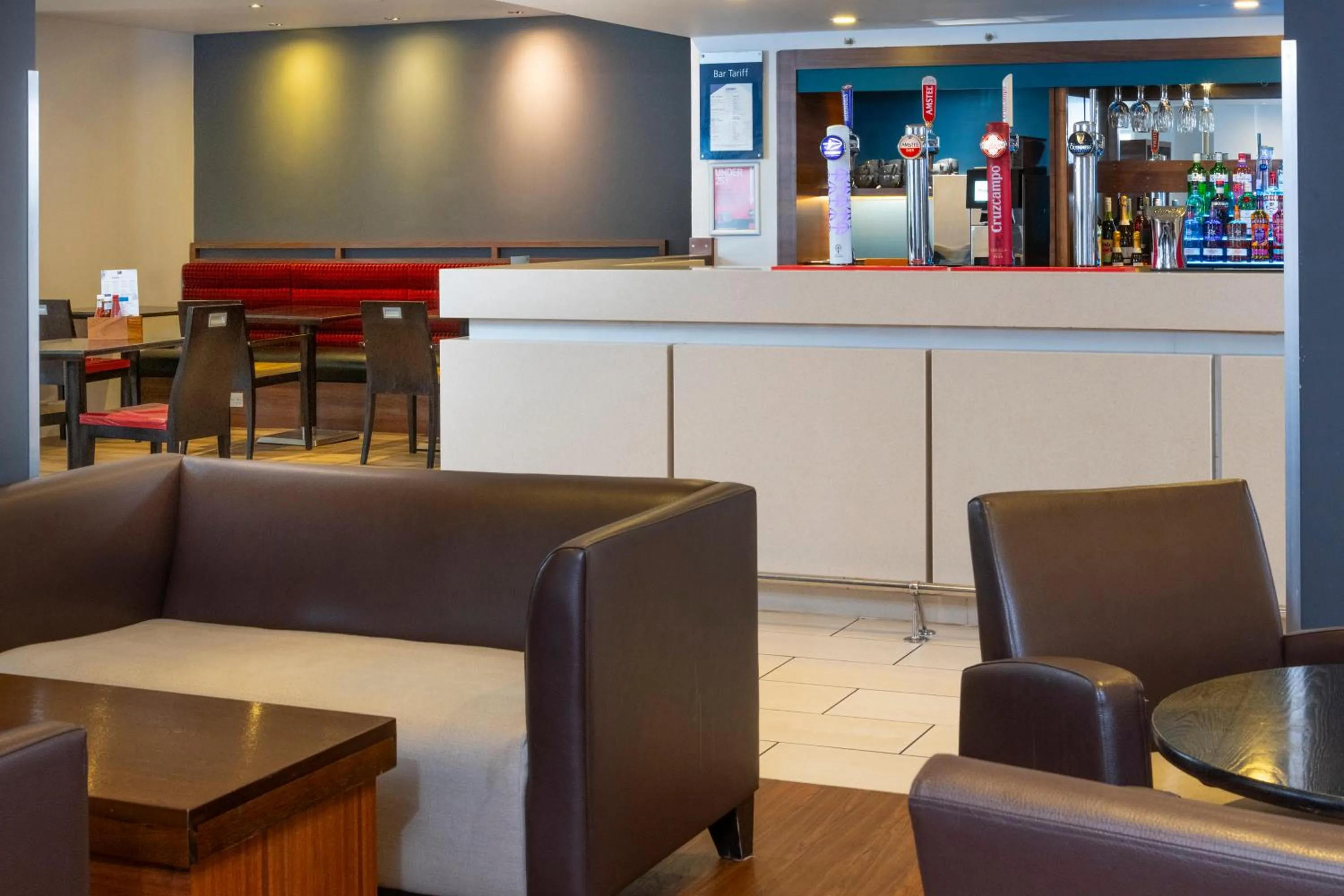 Lounge or bar in Holiday Inn Express Warwick - Stratford-upon-Avon by IHG