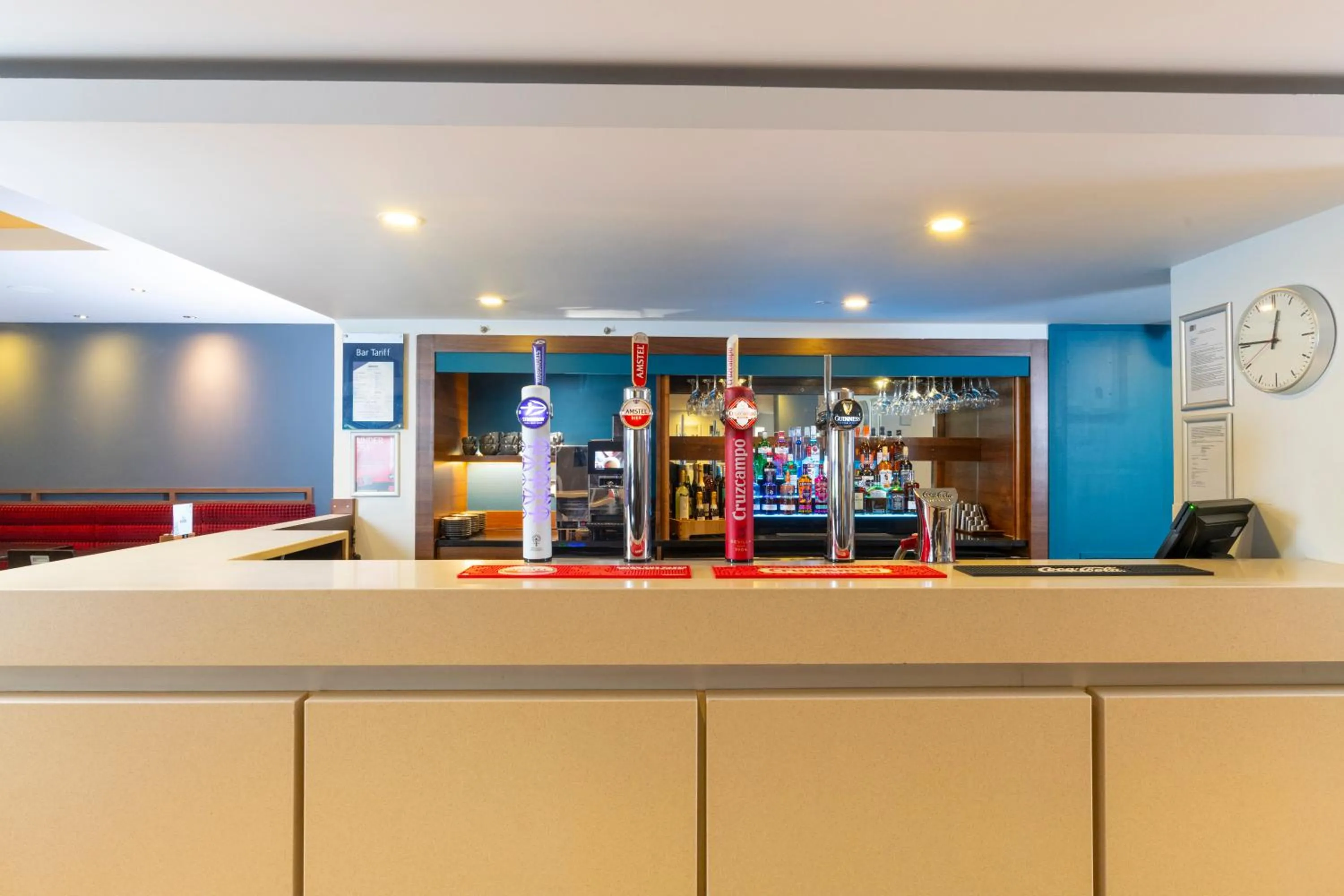 Lounge or bar in Holiday Inn Express Warwick - Stratford-upon-Avon by IHG