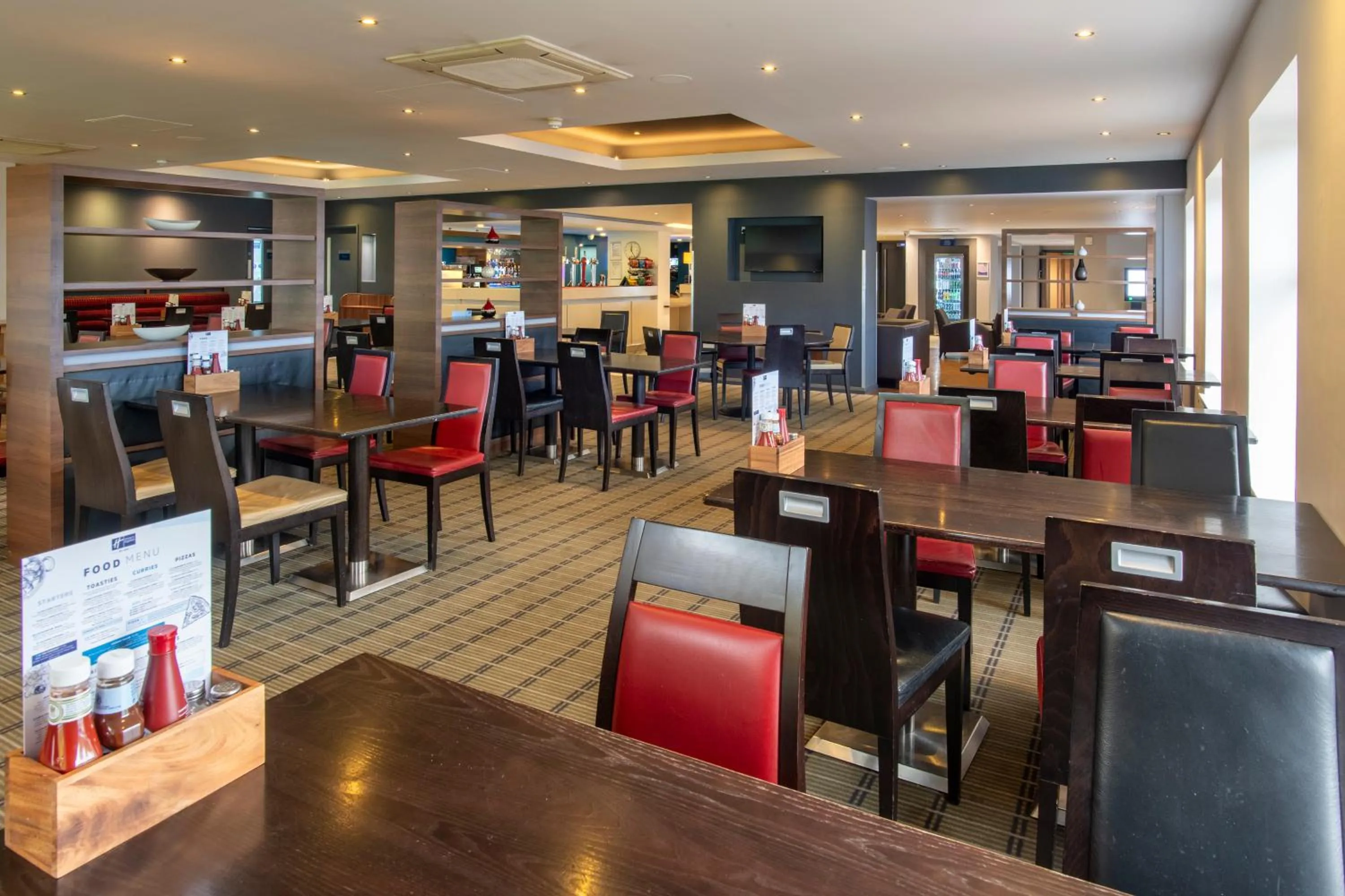 Restaurant/places to eat in Holiday Inn Express Warwick - Stratford-upon-Avon by IHG