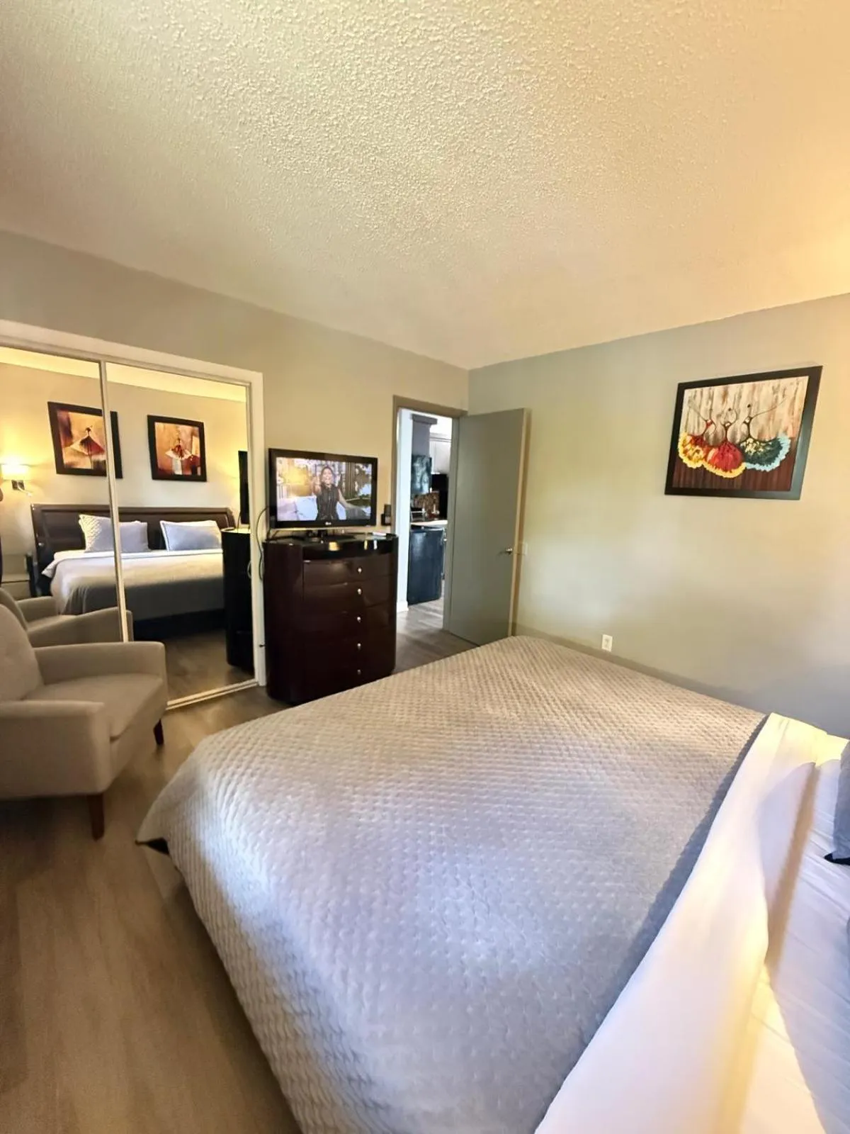 Bed in Sheridan Suites Apartments