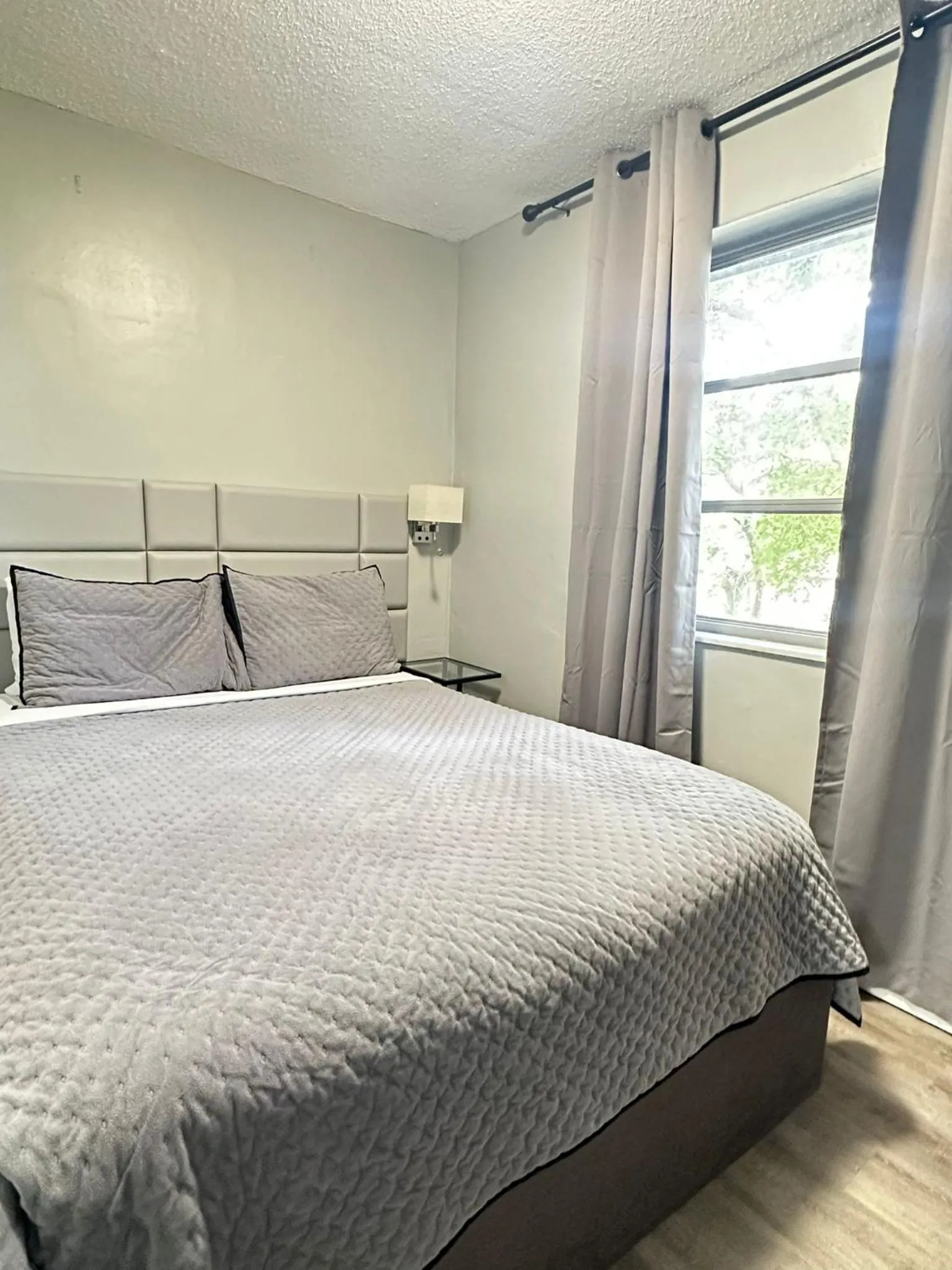 Bed in Sheridan Suites Apartments