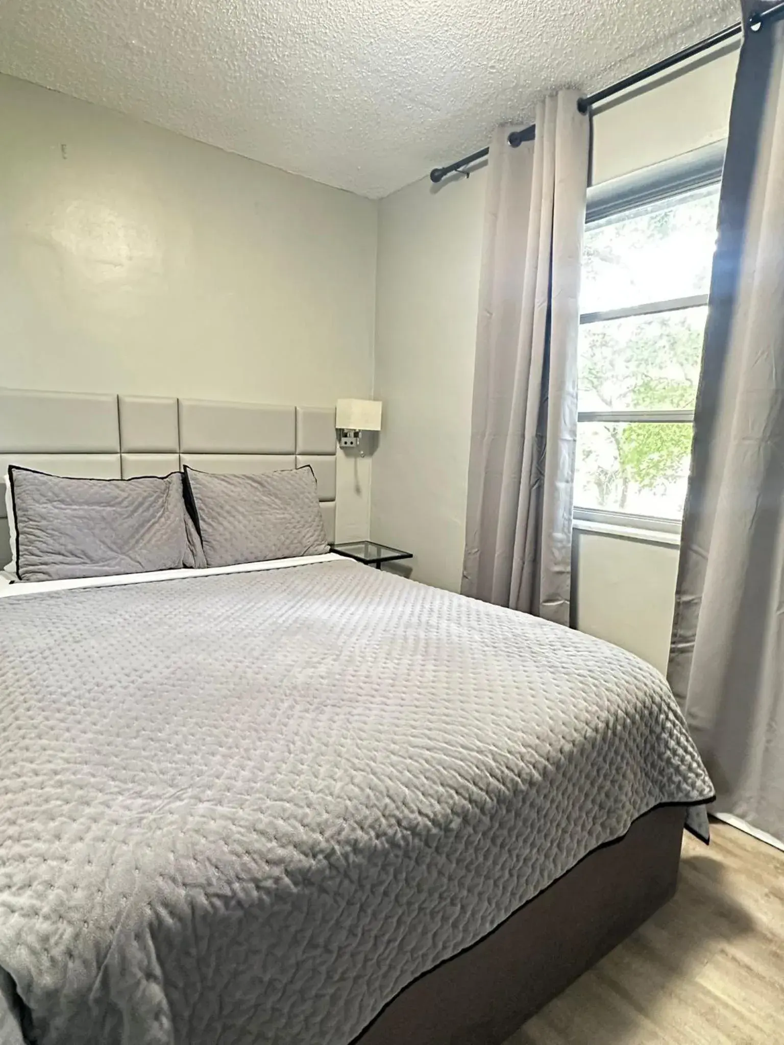 Three-Bedroom Apartment in Sheridan Suites Apartments Three-Bedroom Apartment in Sheridan Suites Apartments