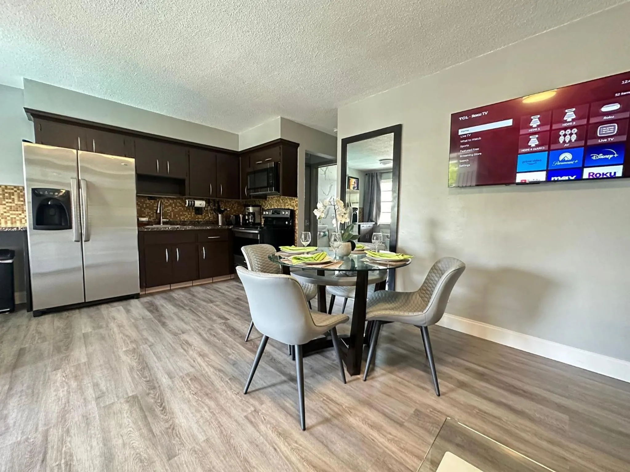 Kitchen or kitchenette in Sheridan Suites Apartments