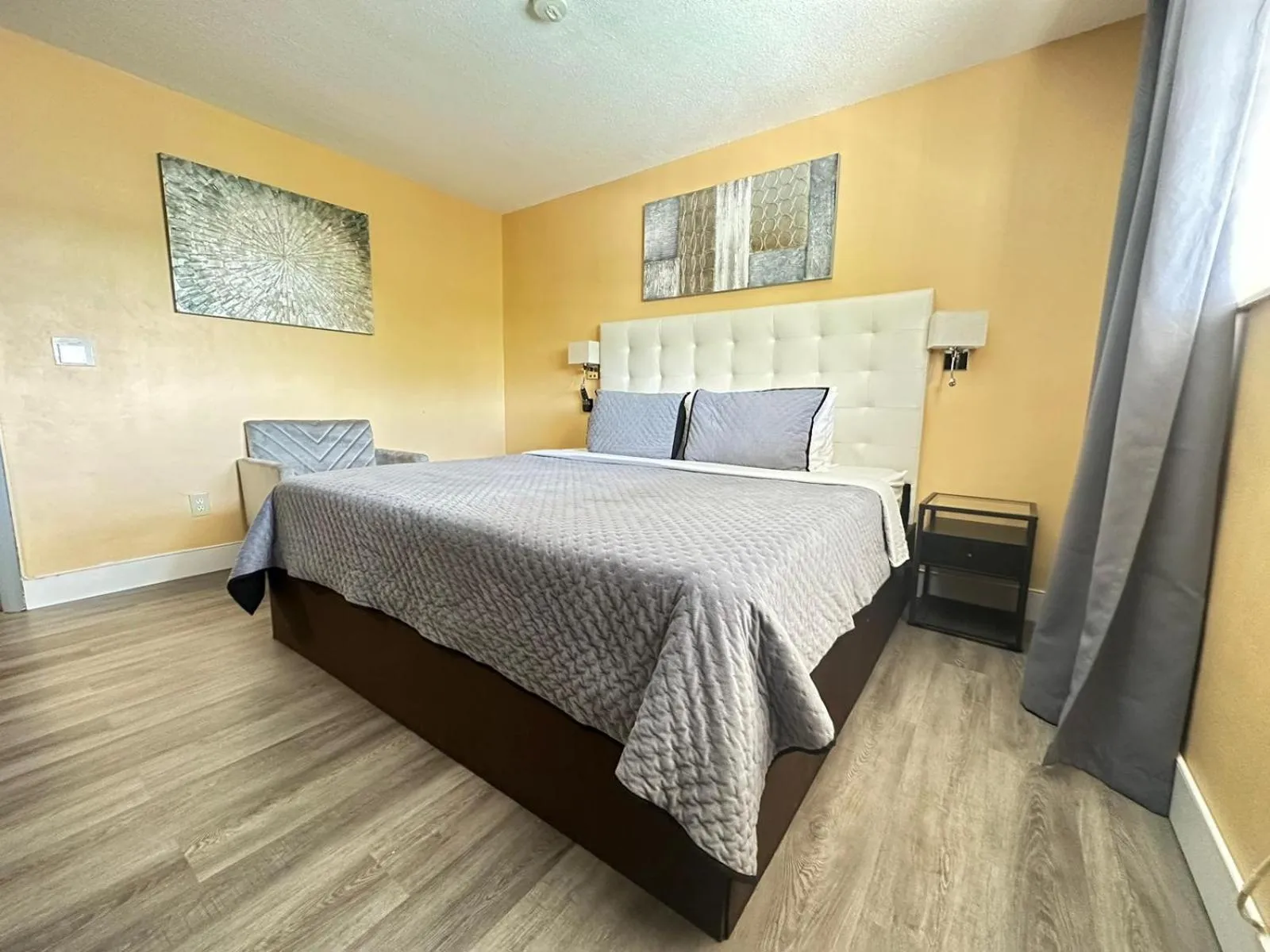 Bed in Sheridan Suites Apartments