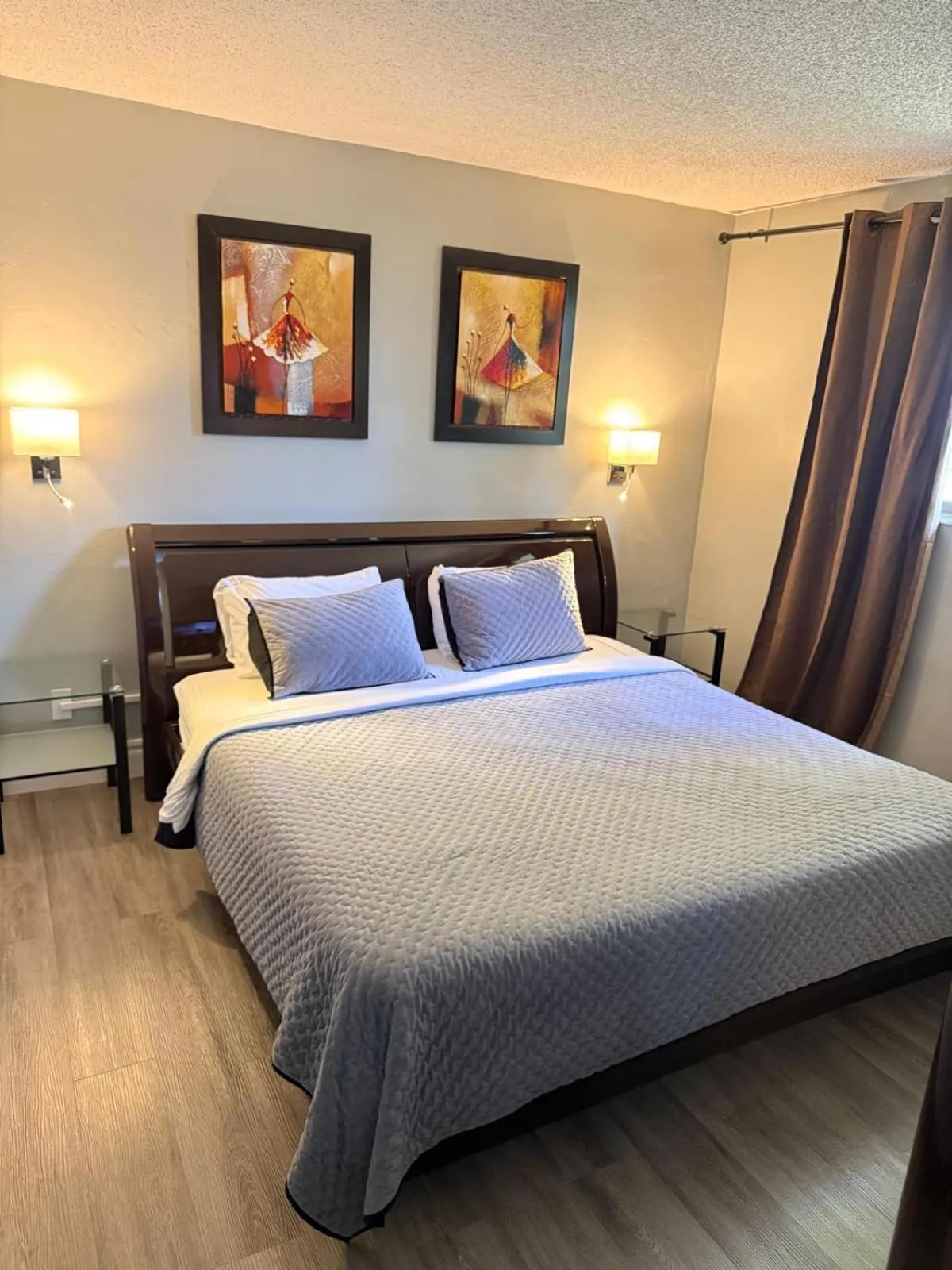 Bed in Sheridan Suites Apartments