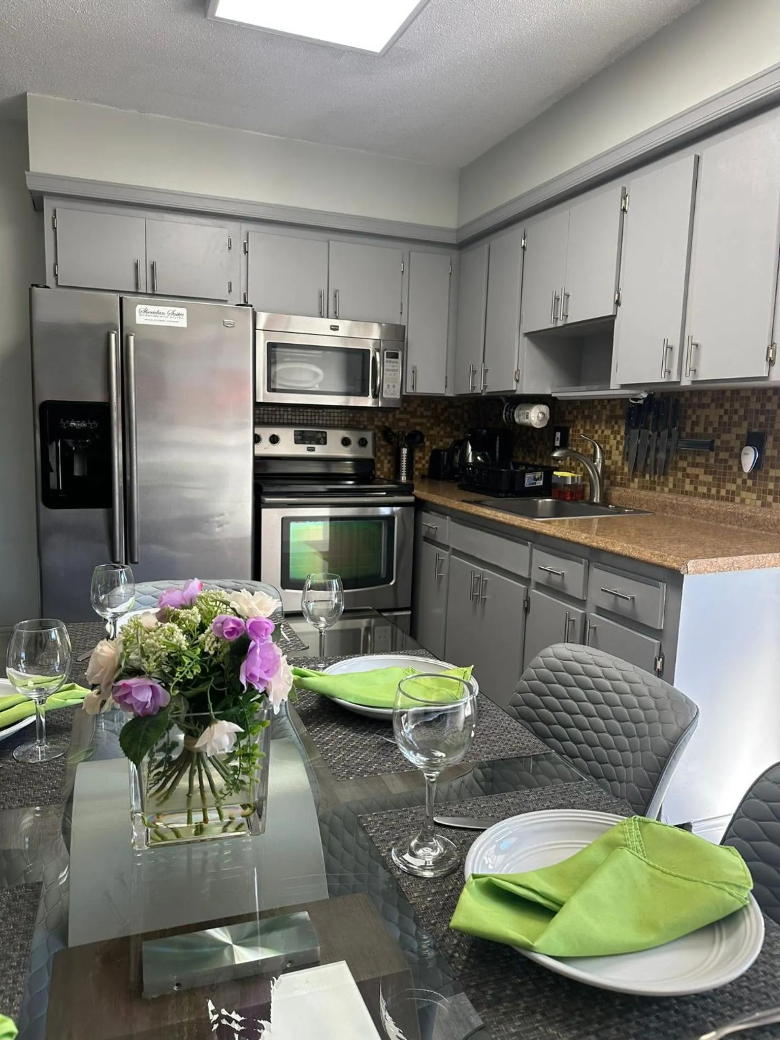 Kitchen or kitchenette in Sheridan Suites Apartments