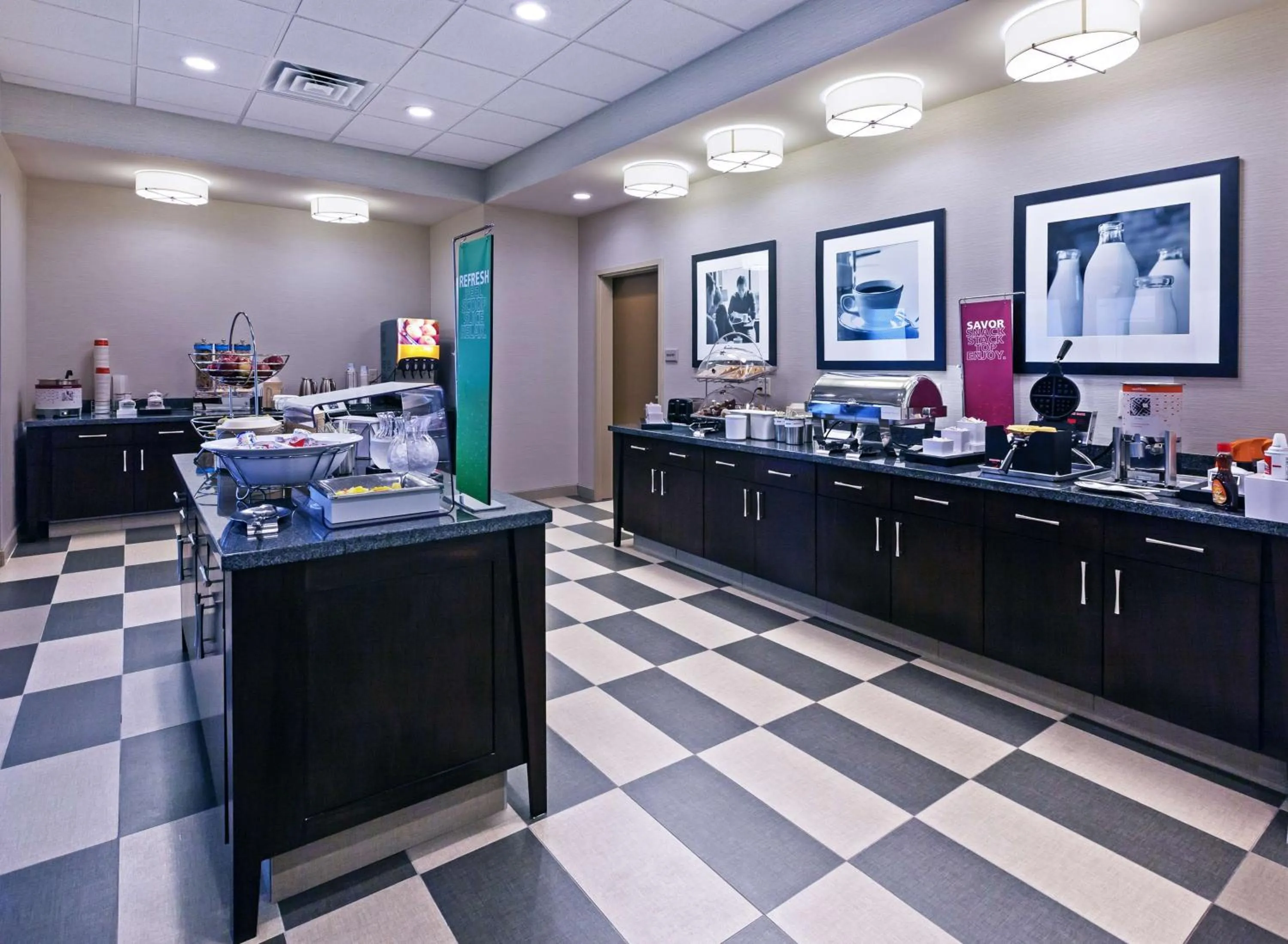 Dining area in Hampton Inn Marion