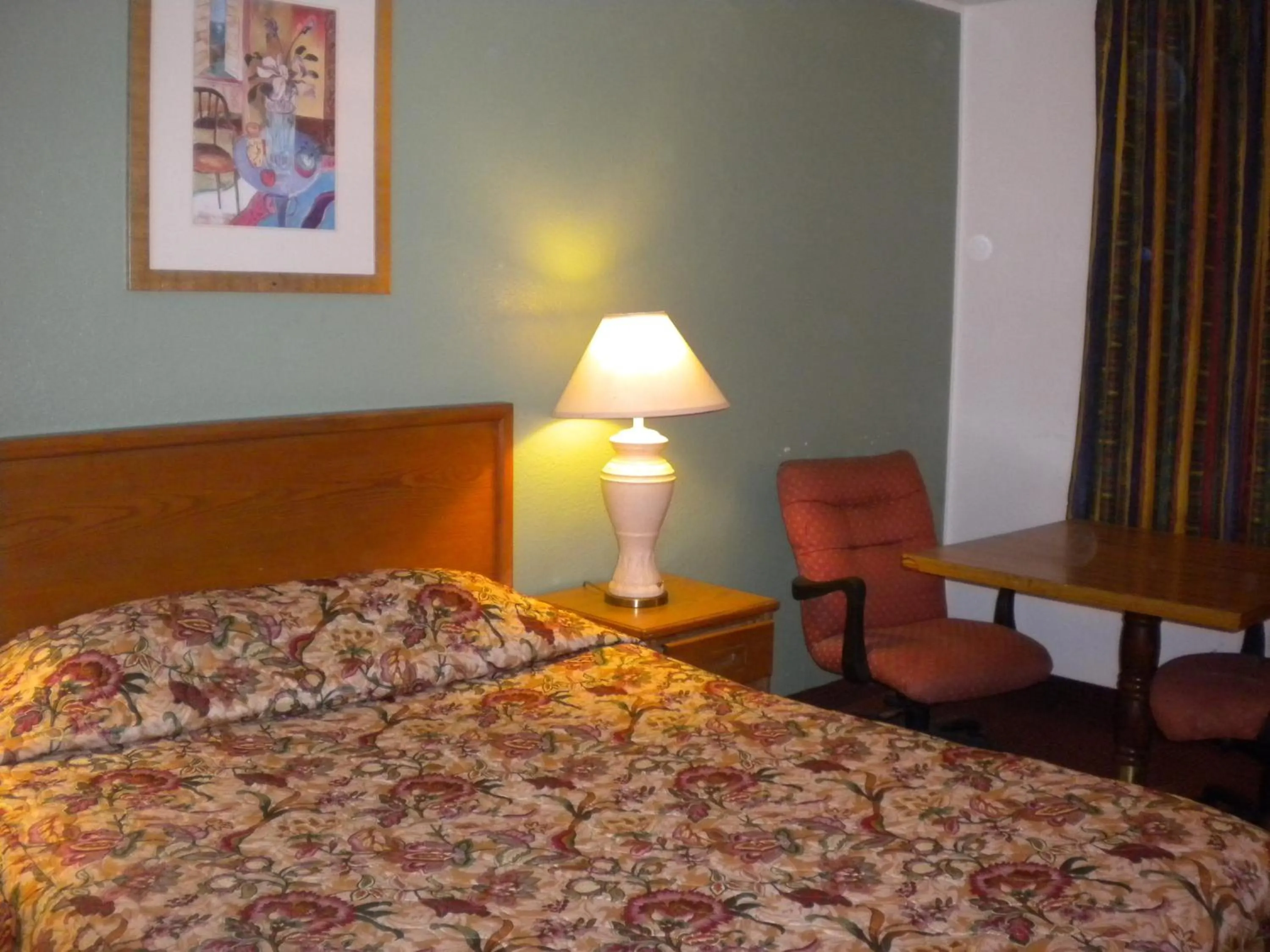 Photo of the whole room, Bed in Wasco Inn