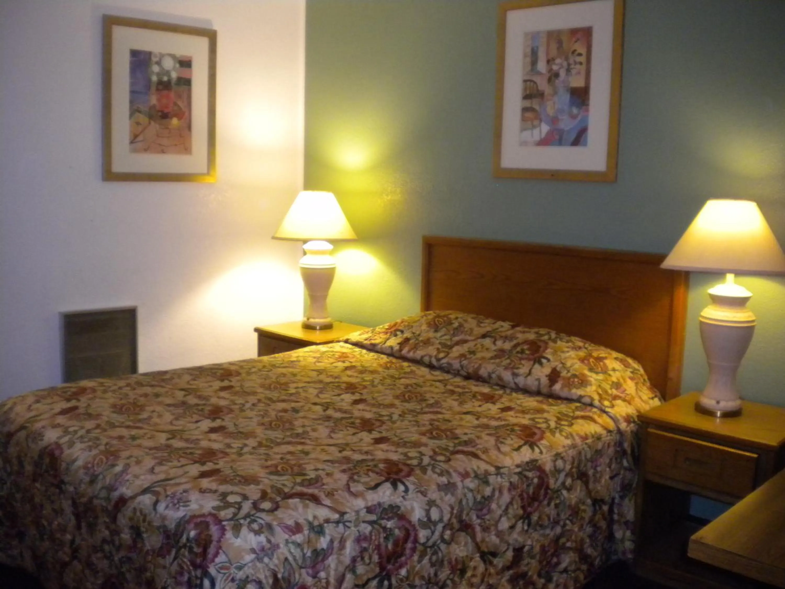 Photo of the whole room, Bed in Wasco Inn