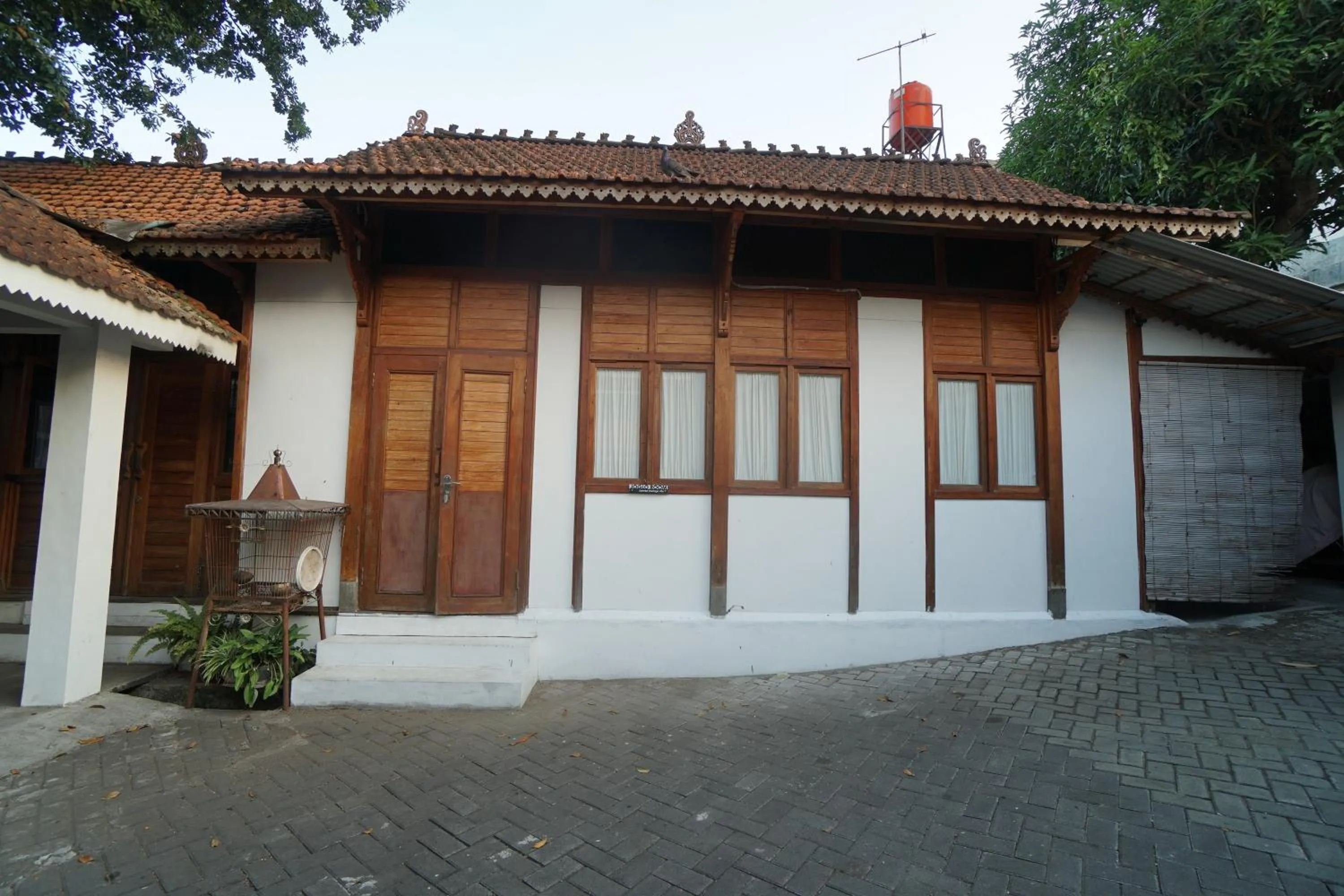 Property building in Villa Sarimbit