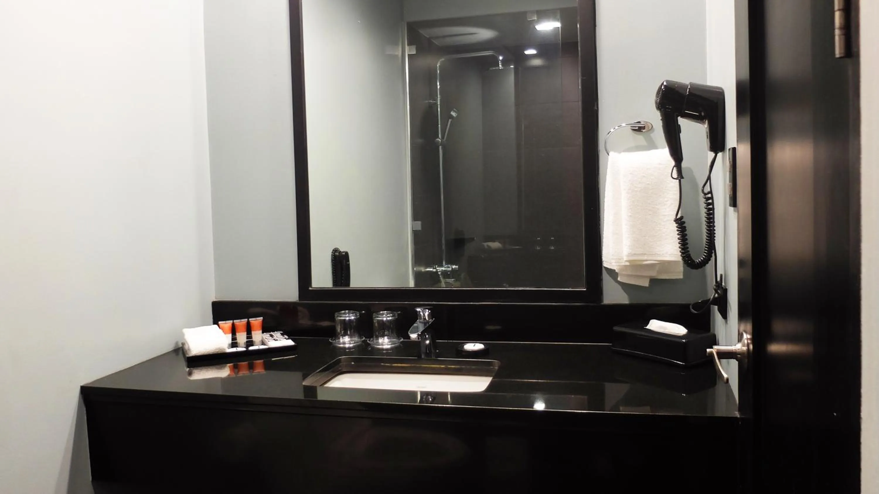 Bathroom in Amelie Hotel Manila