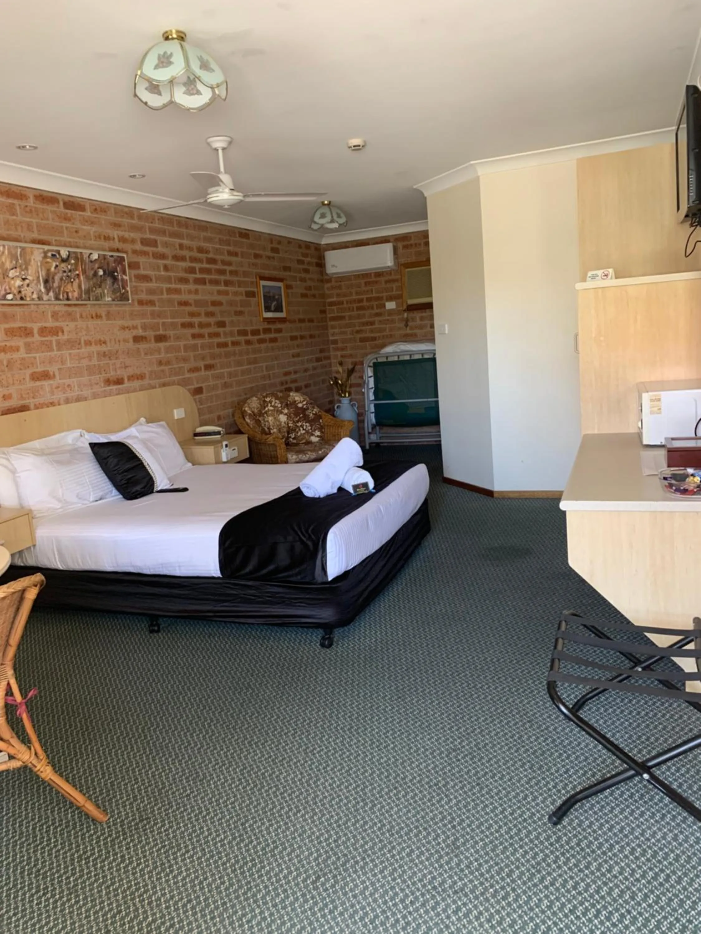 Bed in Branxton House Motel