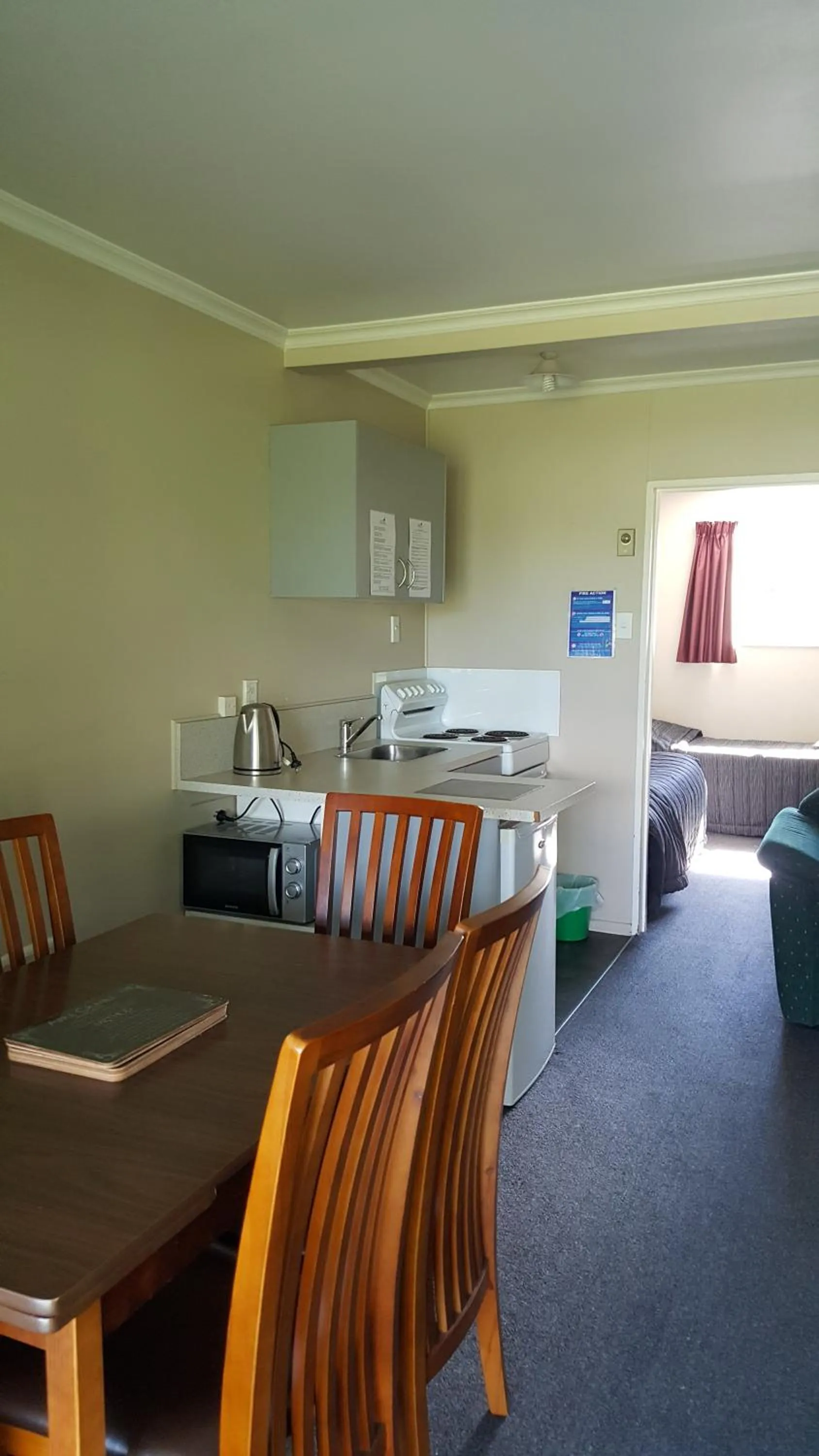 Living room in High Country Lodge, Motels & Backpackers