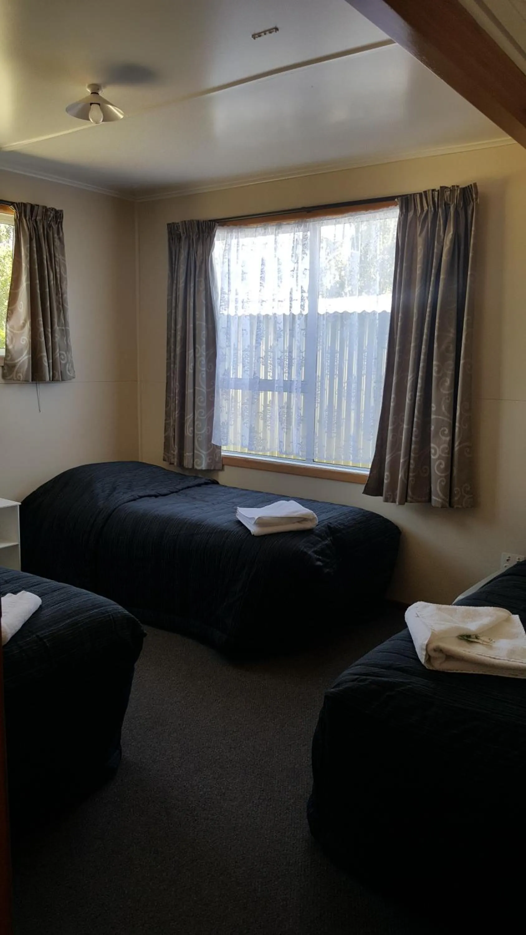 Photo of the whole room, Bed in High Country Lodge, Motels & Backpackers