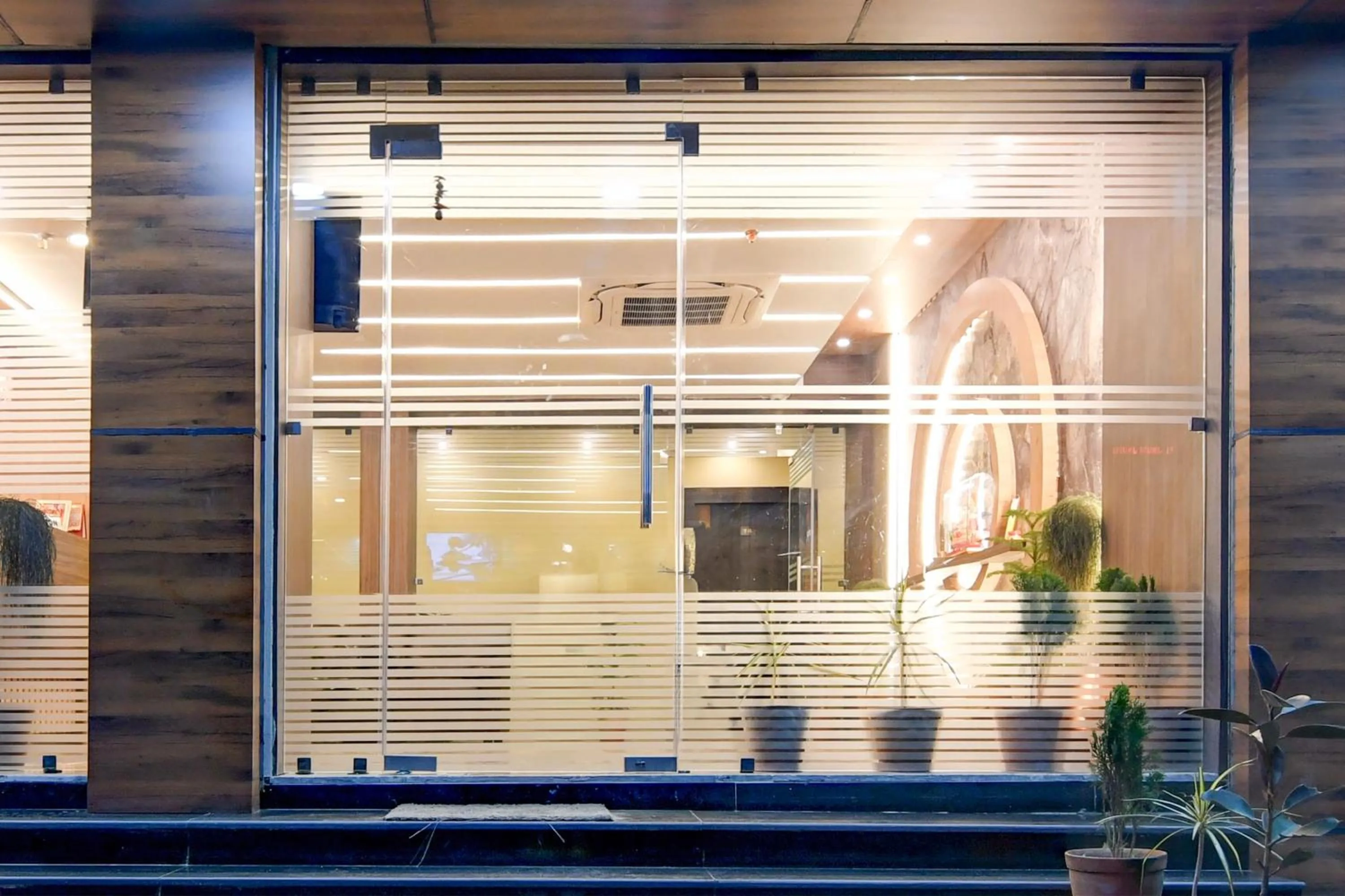 Facade/entrance in Super Townhouse OAK Bulbuli Neer