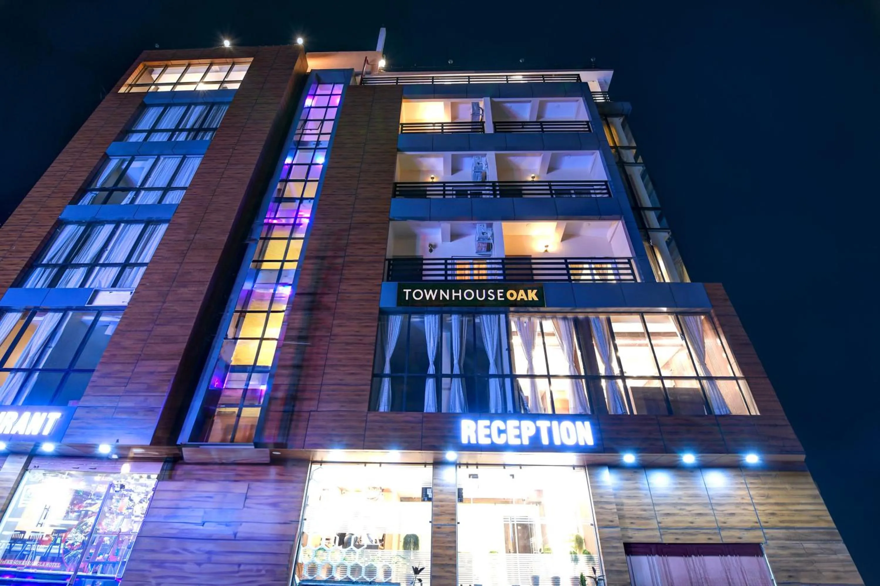 Facade/entrance in Super Townhouse OAK Bulbuli Neer