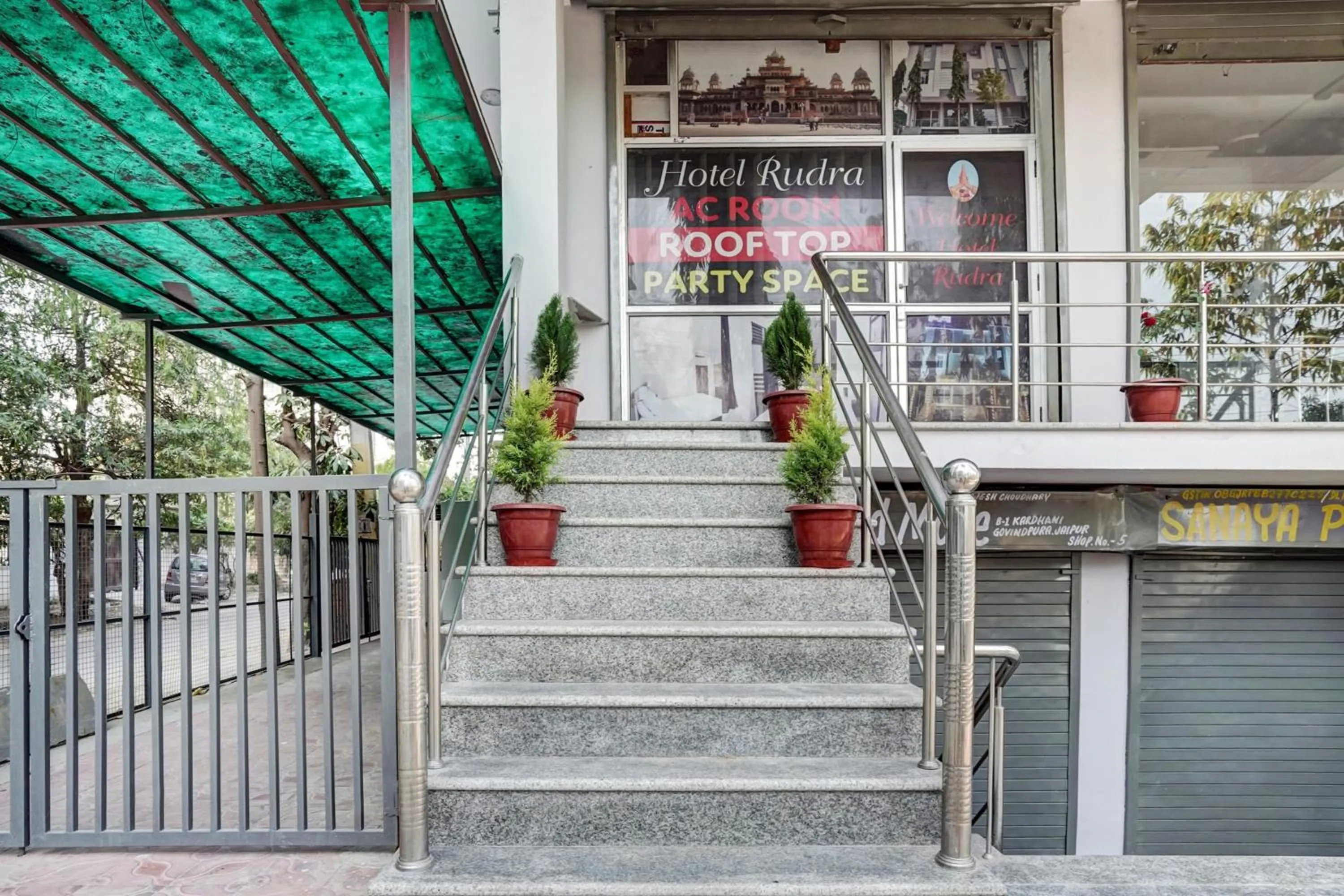 Facade/entrance in Hotel O Rudra palace