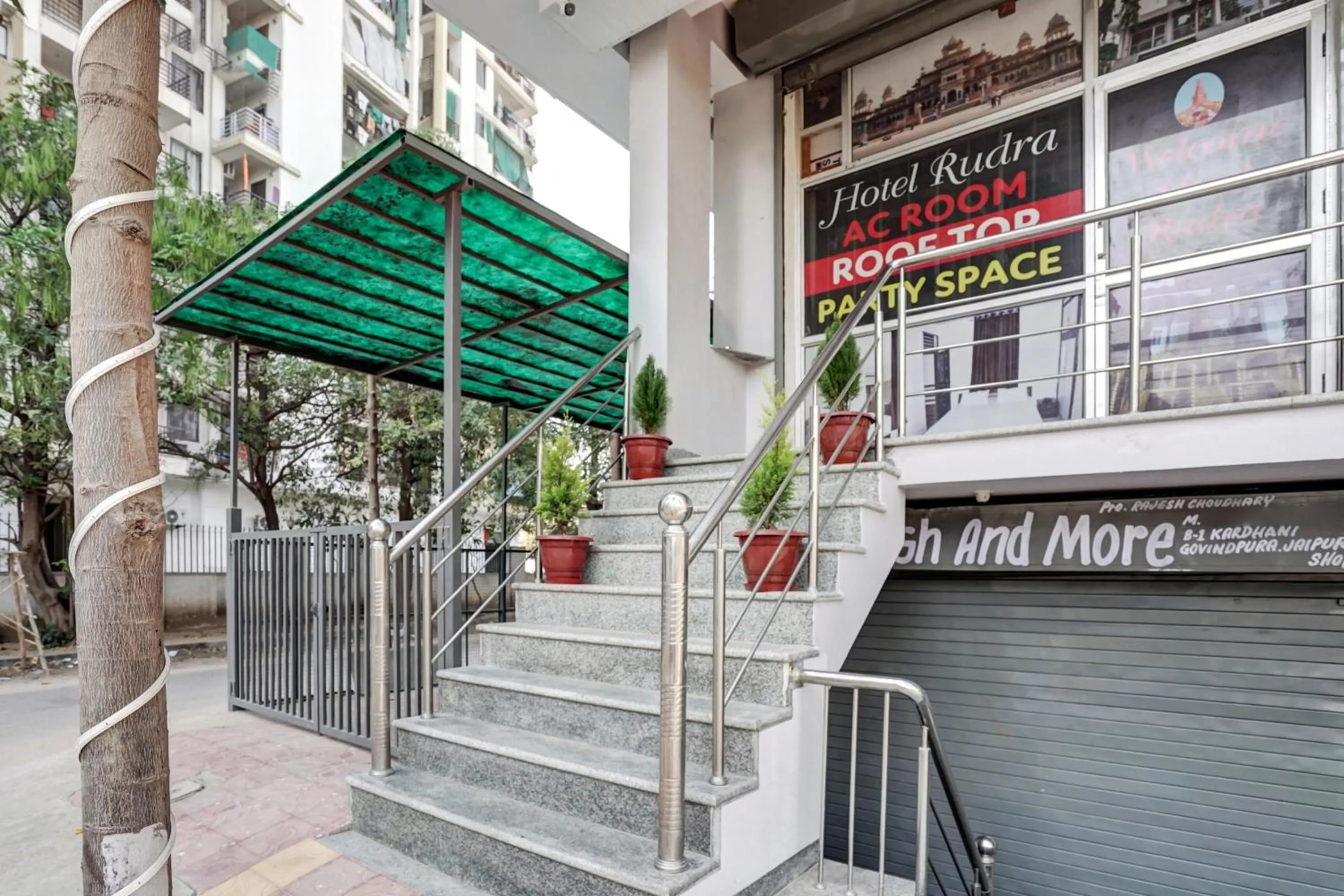 Facade/entrance in Hotel O Rudra palace