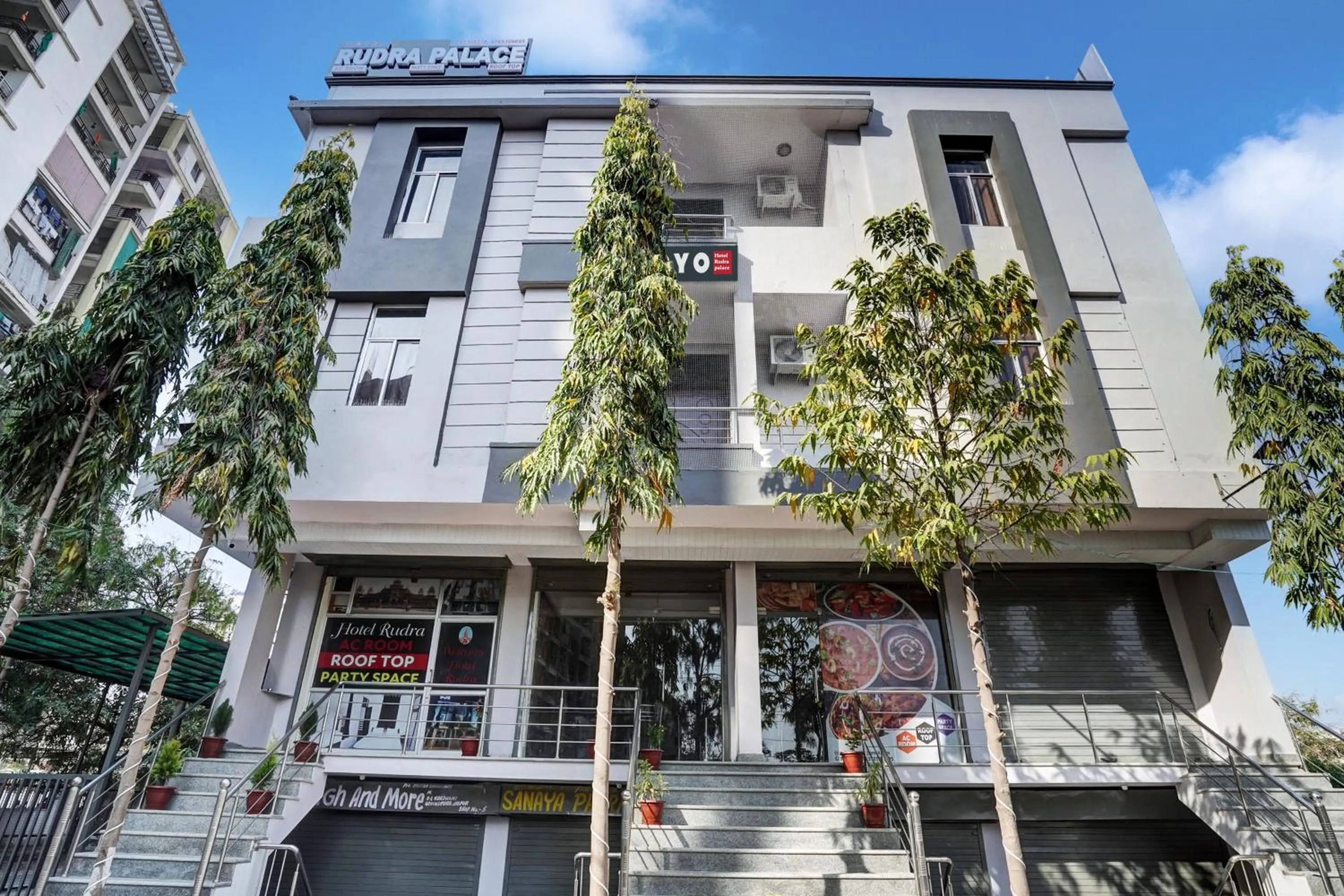 Facade/entrance in Hotel O Rudra palace