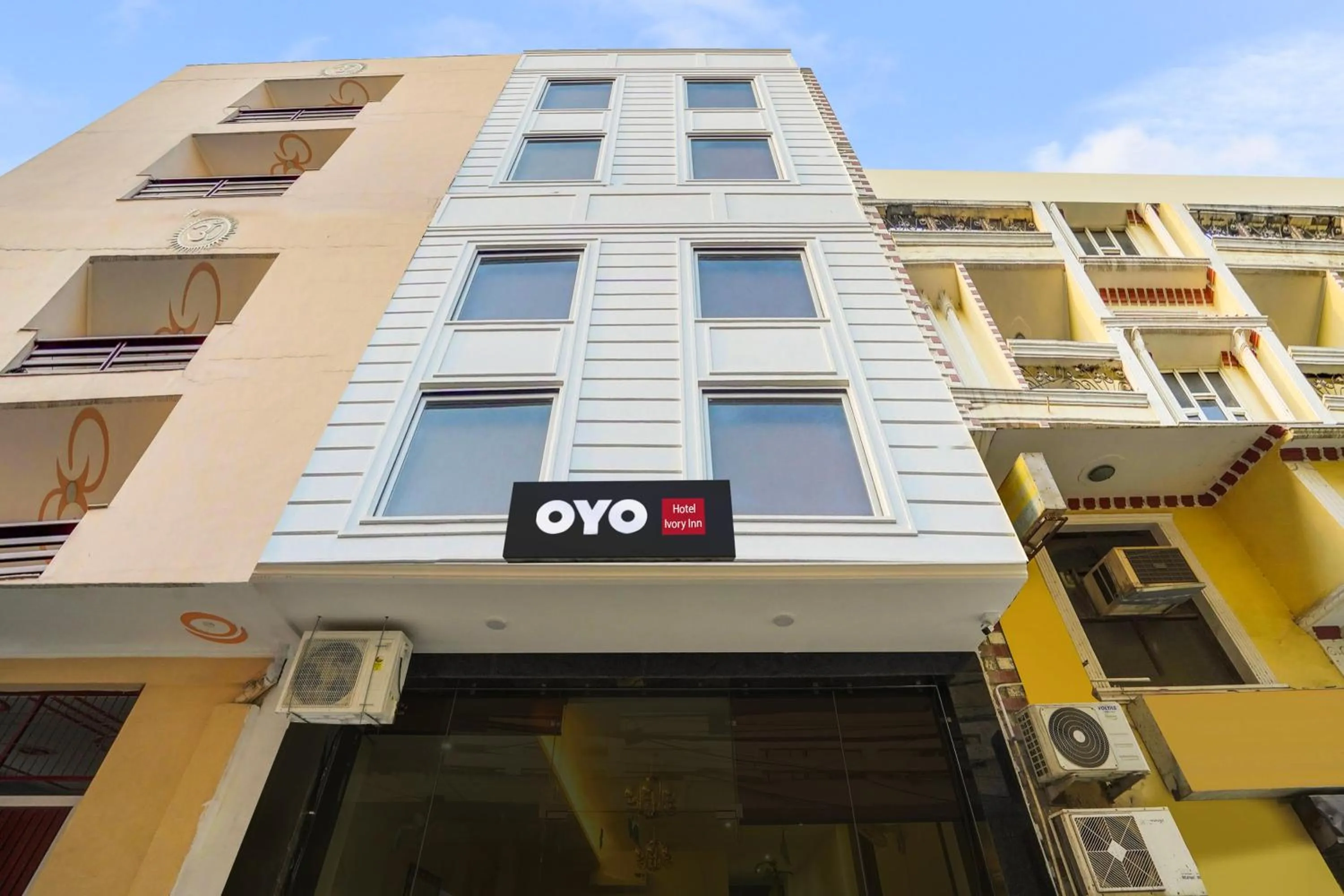 Facade/entrance in HOTEL RETREAT INN