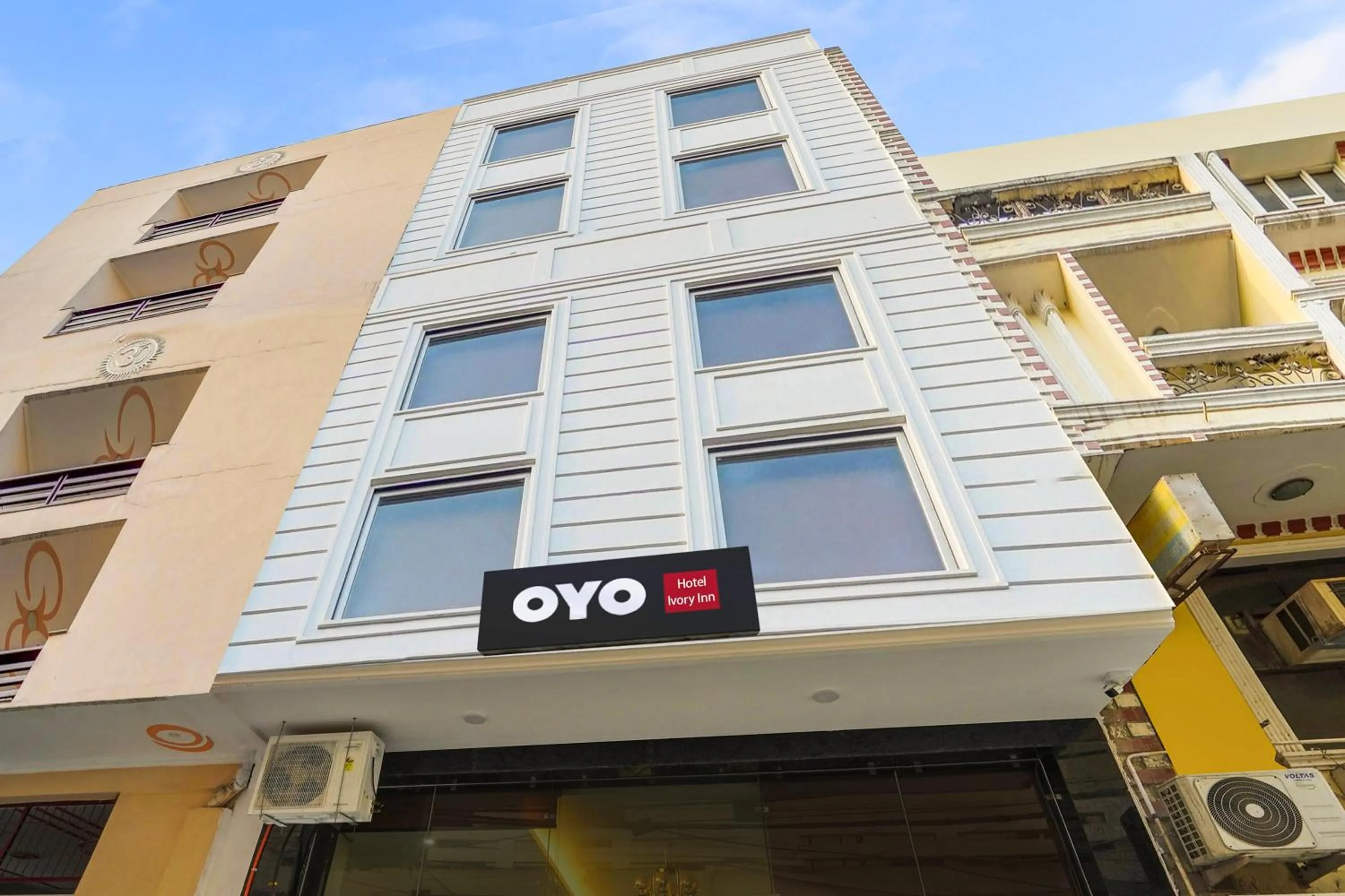 Facade/entrance in HOTEL RETREAT INN