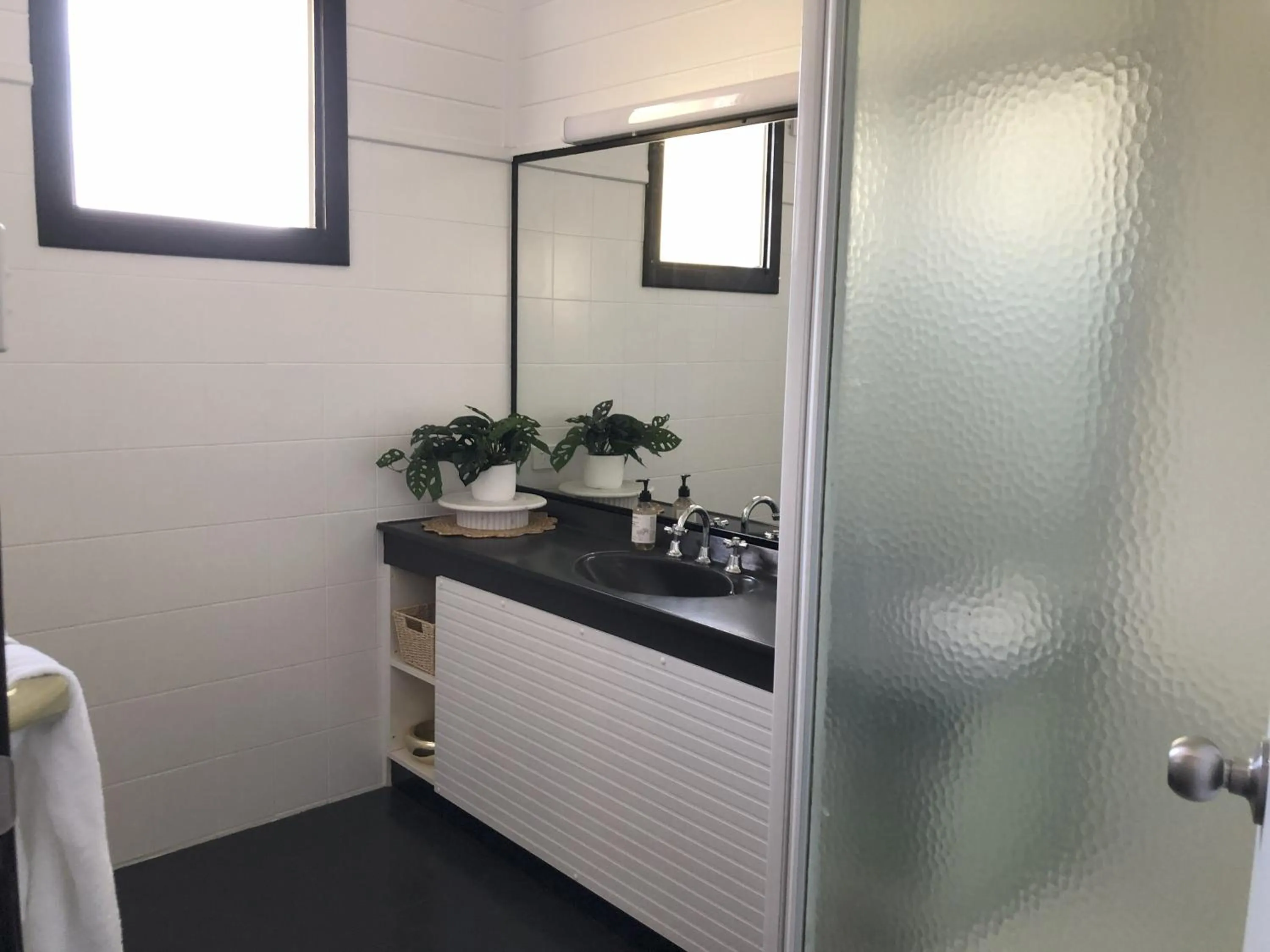 Bathroom in Motel Maclean