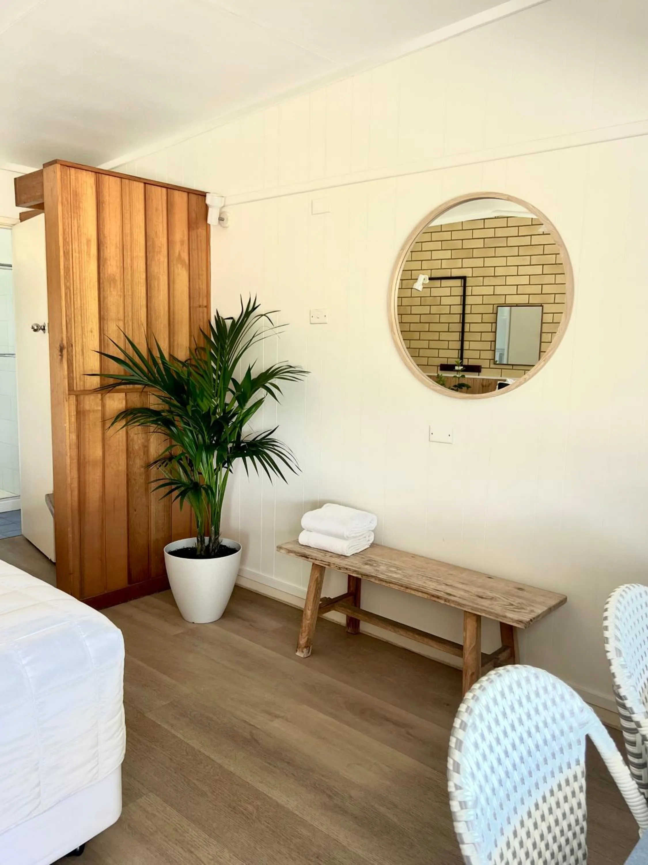 Living room, Bed in Motel Maclean