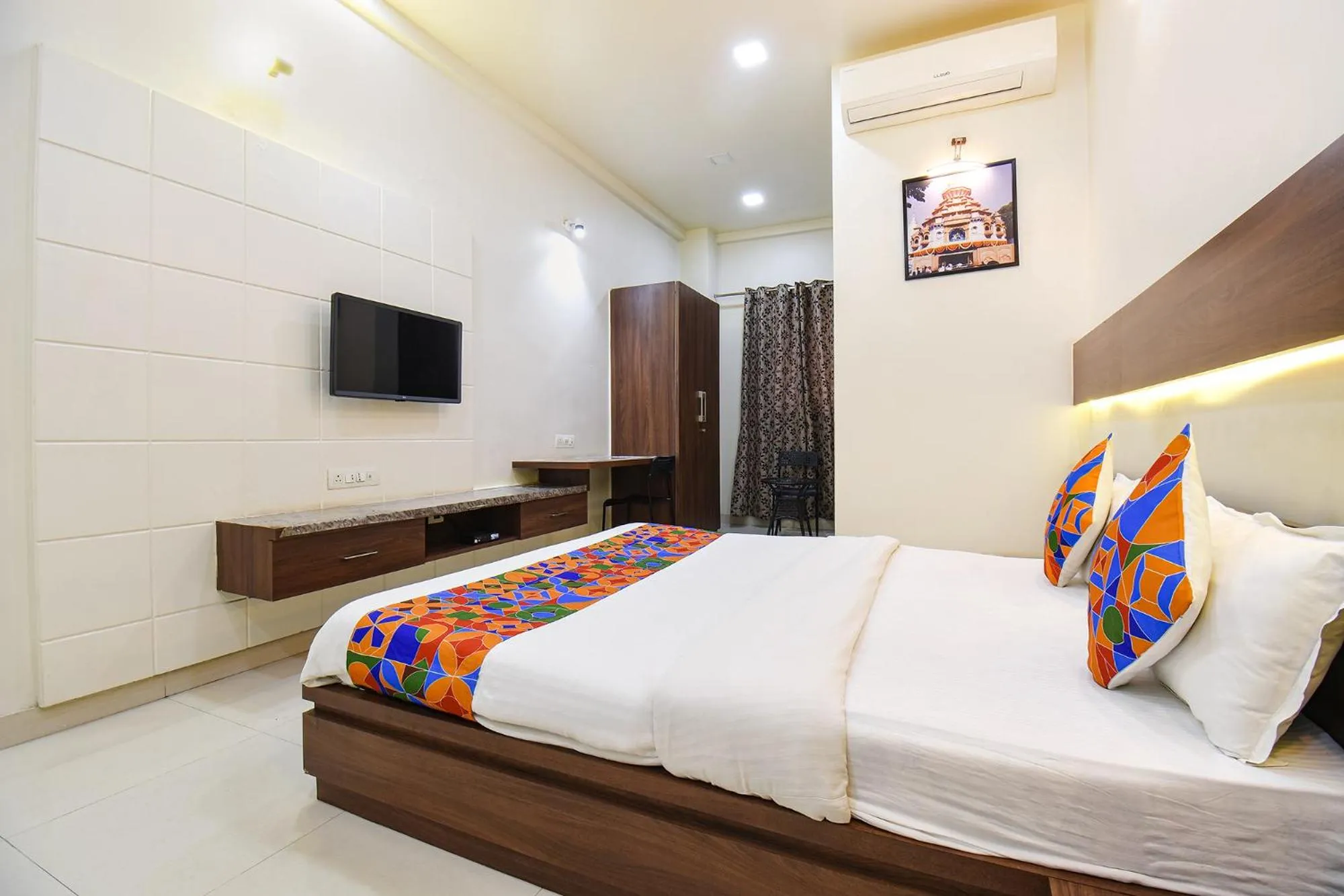 Bed in FabHotel Royal Suits - Nr Mahadji Shinde Chhatri