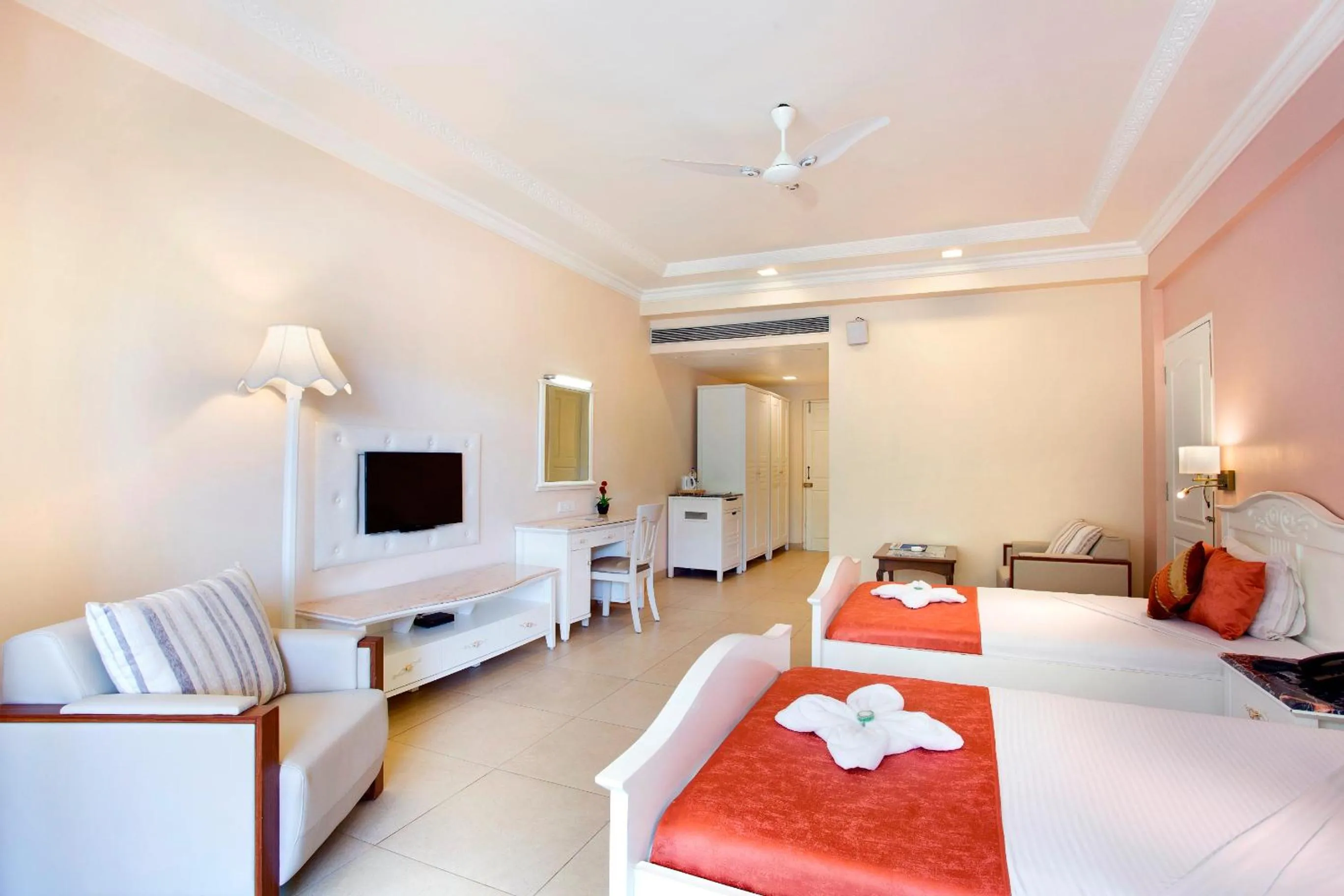 Communal lounge/ TV room, Bed in Villa San Lawrenz