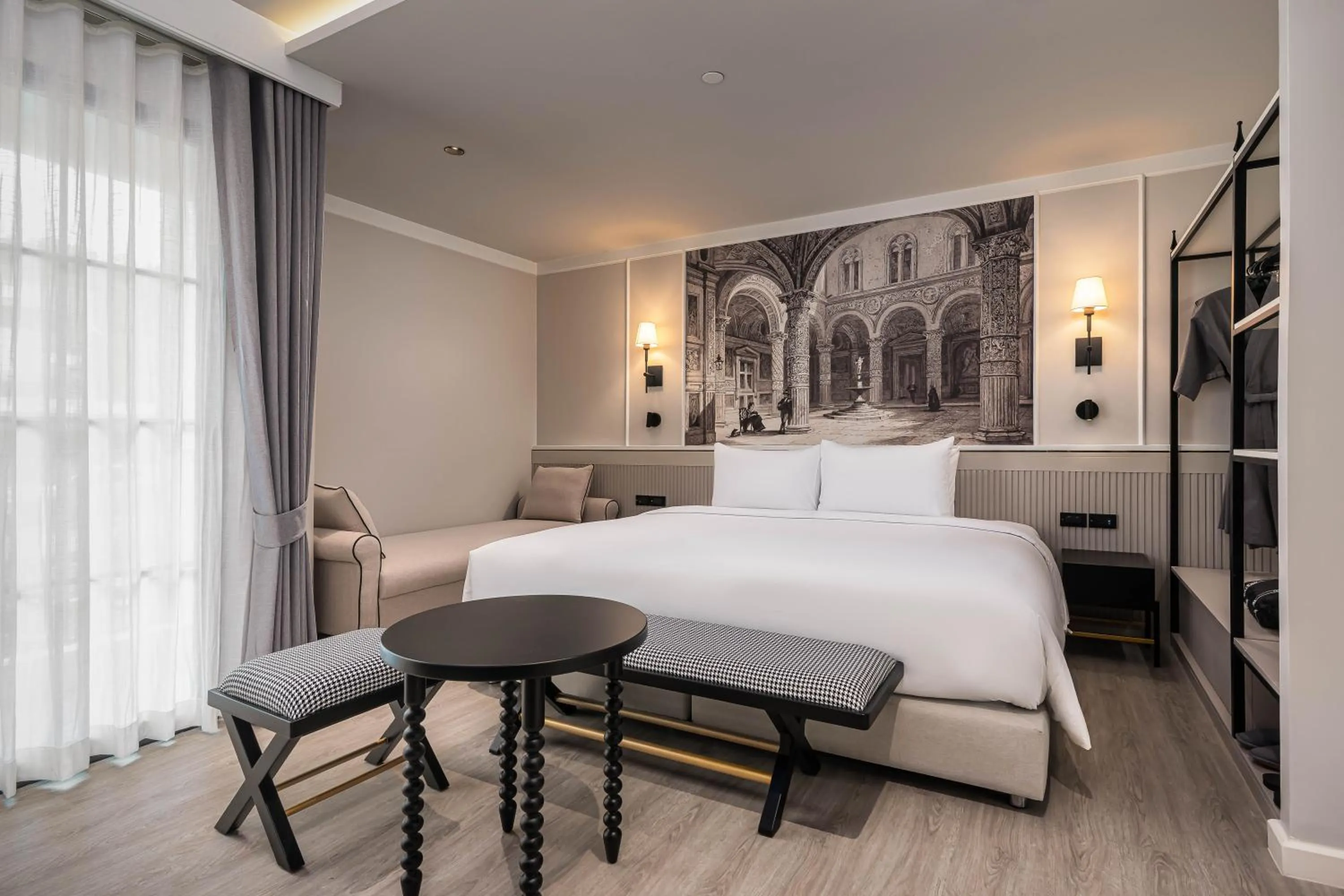 Photo of the whole room, Bed in Chateau Du Village Patong