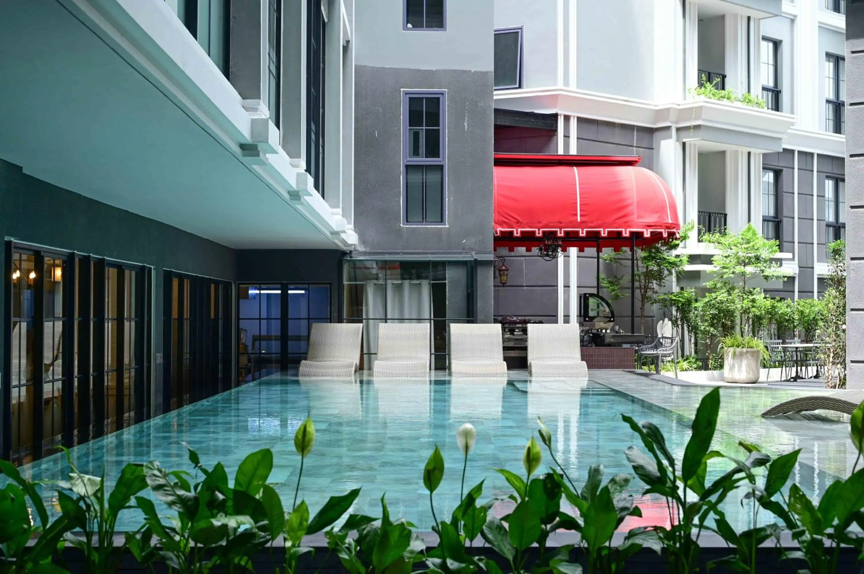 Swimming pool in Chateau Du Village Patong