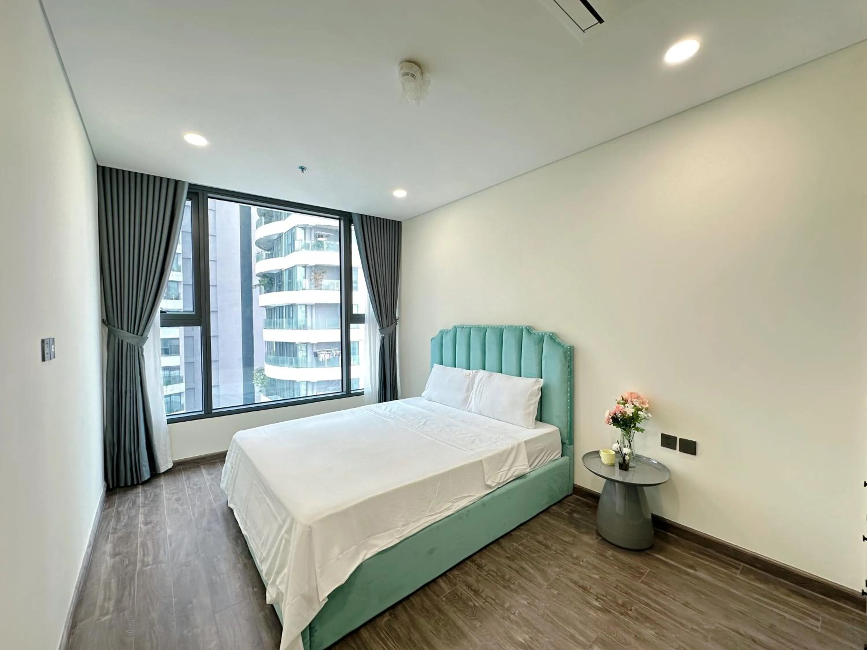 Bed in Apartments in Han Jardin Building next West Lake