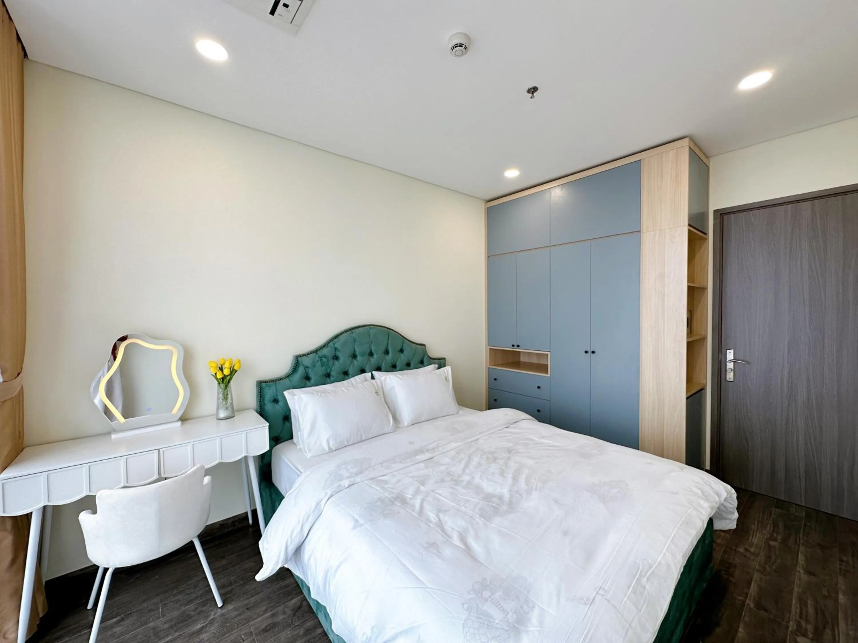Bed in Apartments in Han Jardin Building next West Lake