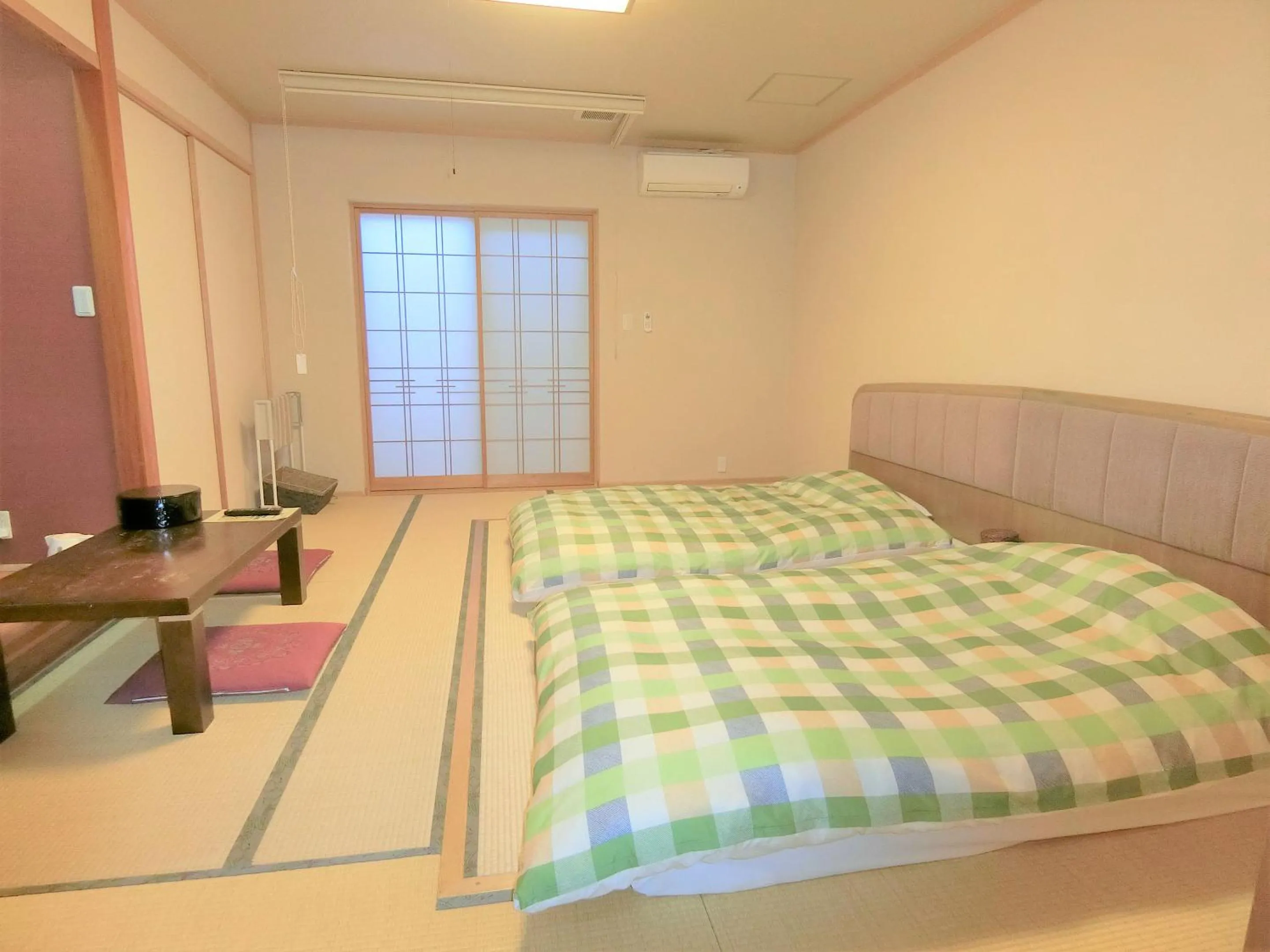 Photo of the whole room, Bed in Yurakuan Miyazaki
