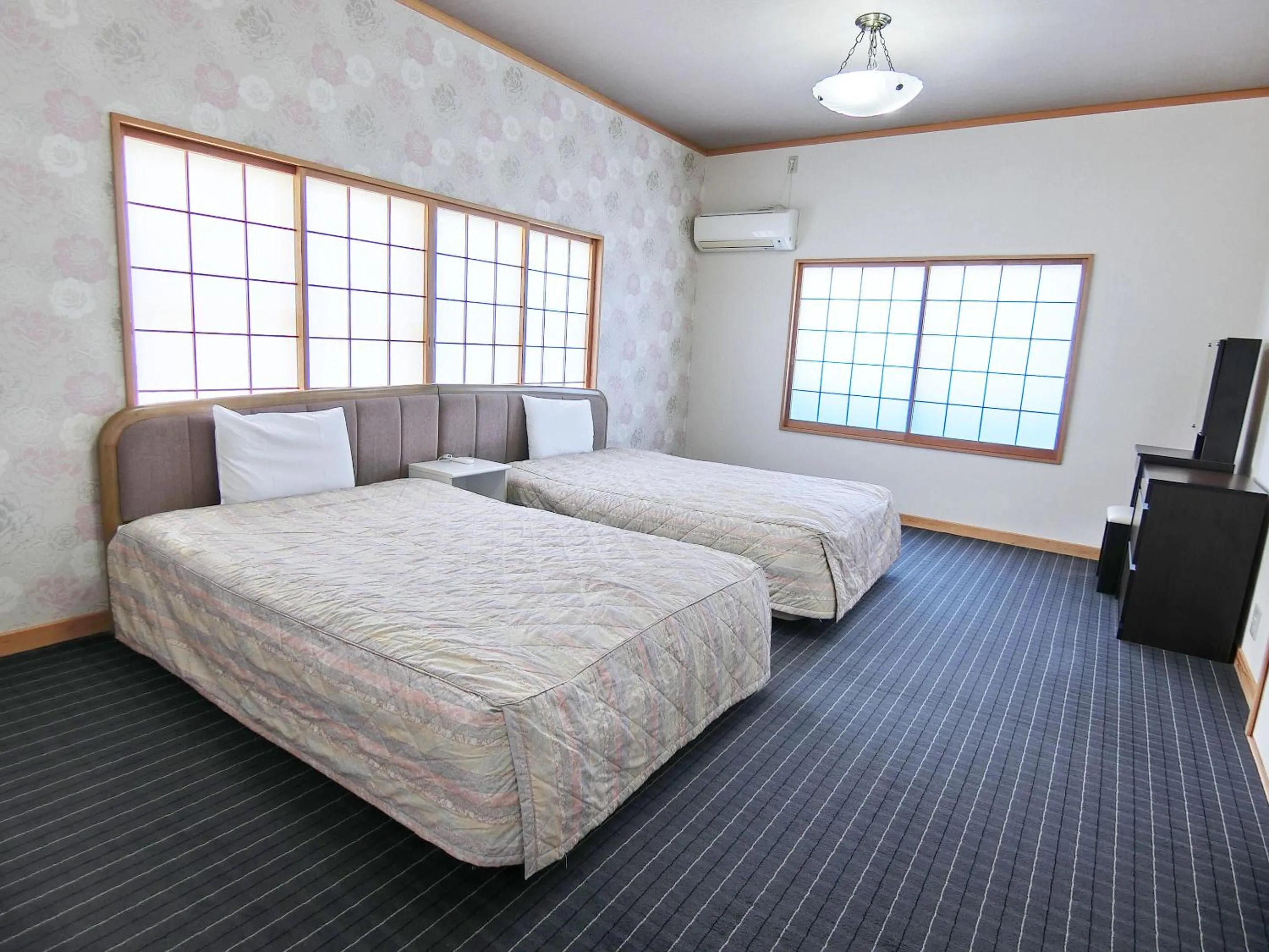 Photo of the whole room, Bed in Yurakuan Miyazaki