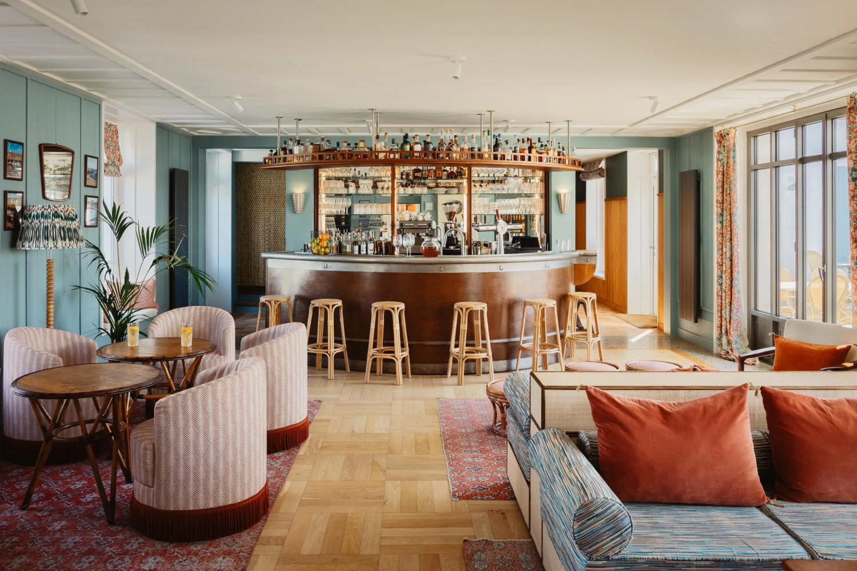 Lounge or bar in La Mission Hôtel & SPA - l'île d'Yeu