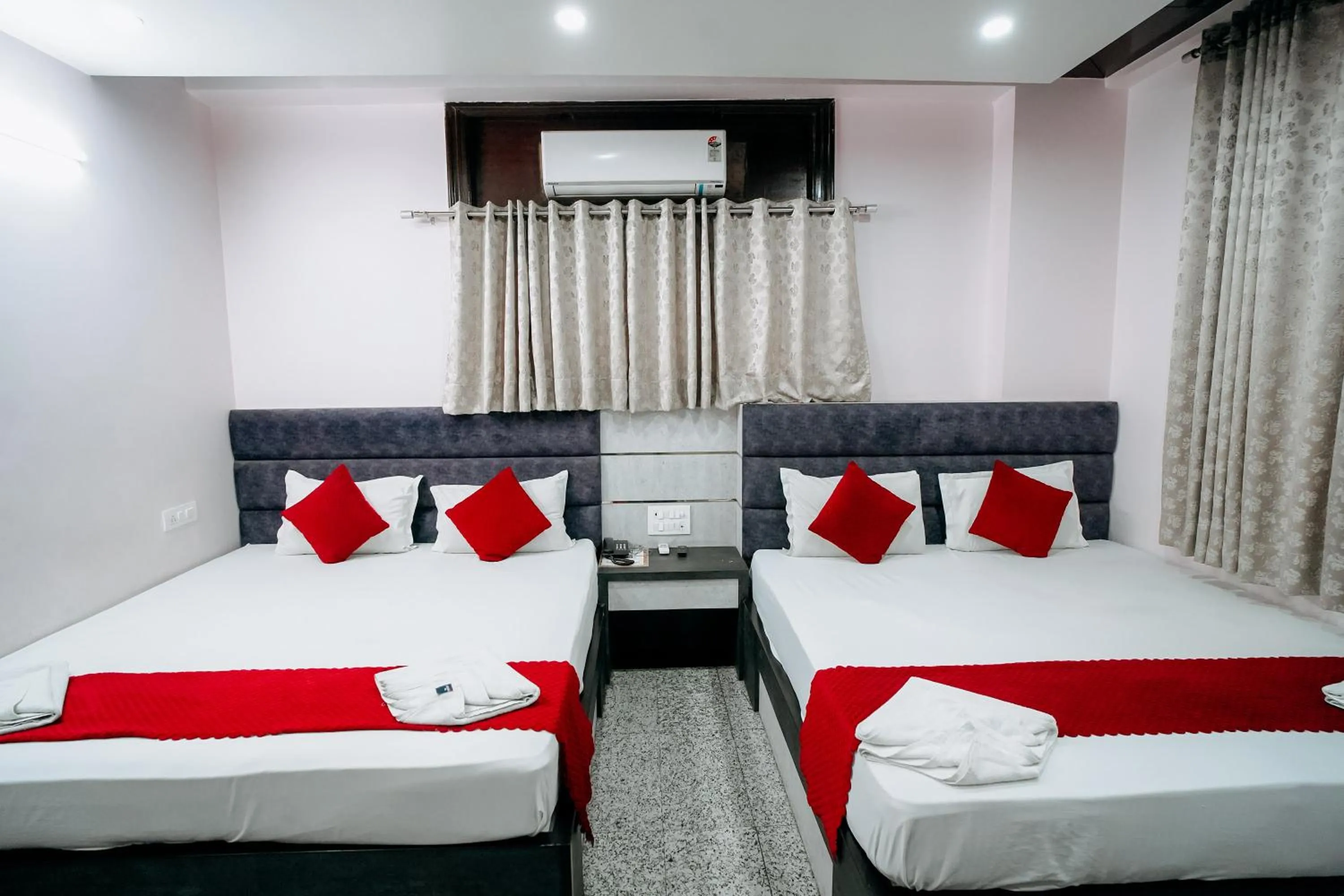 Bedroom, Bed in Hotel Jinendra Inn