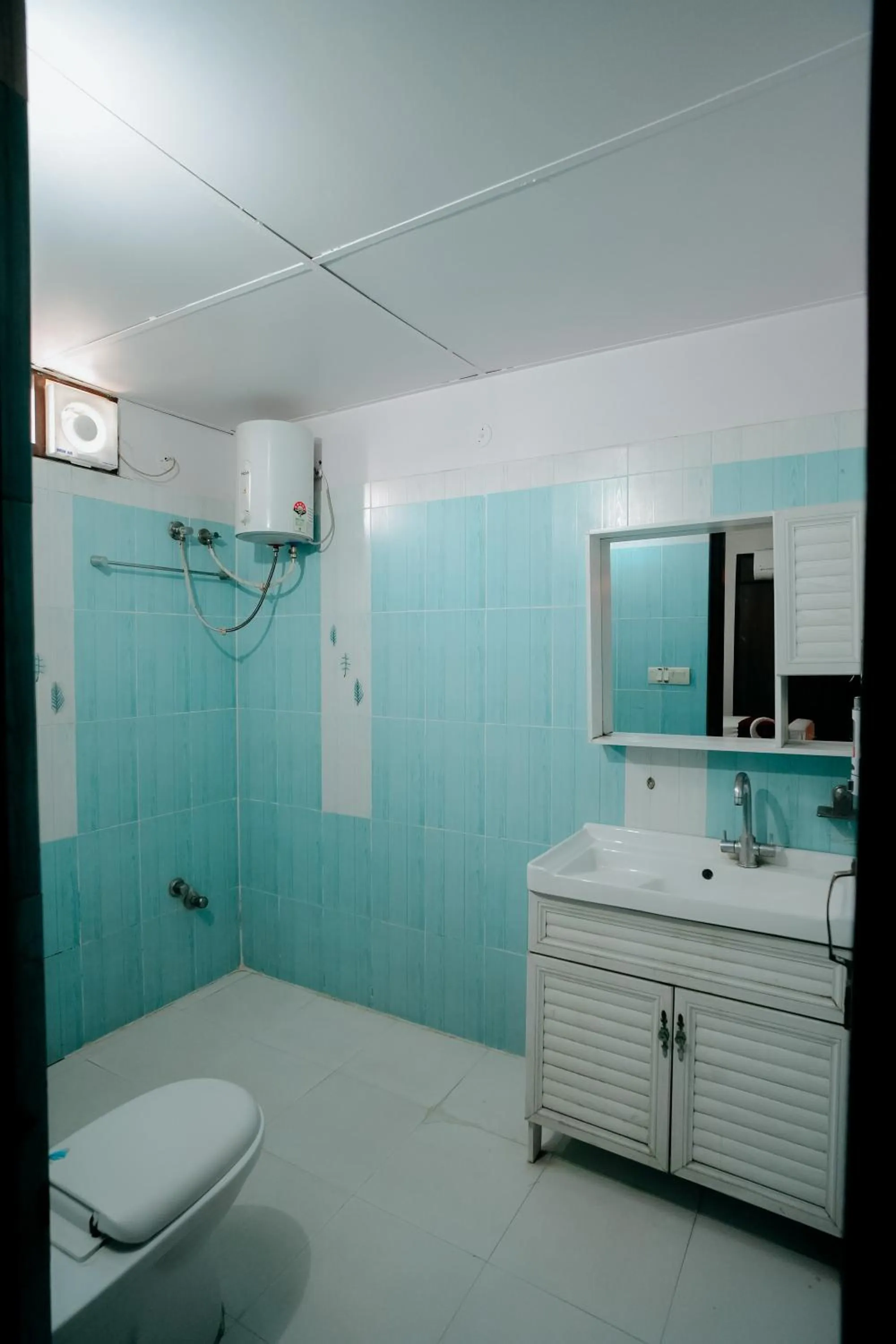 Shower in Hotel Jinendra Inn