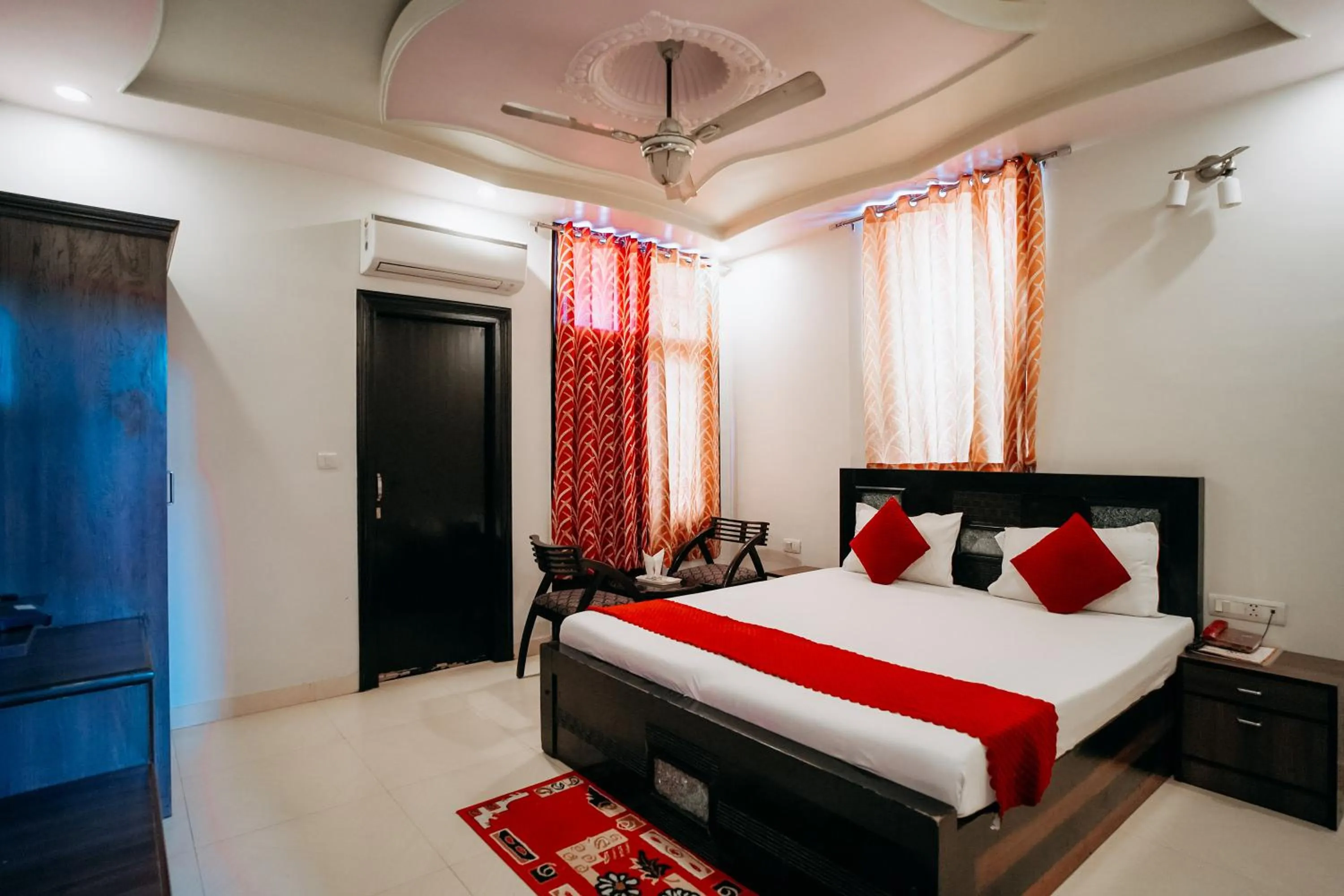 Bedroom, Bed in Hotel Jinendra Inn