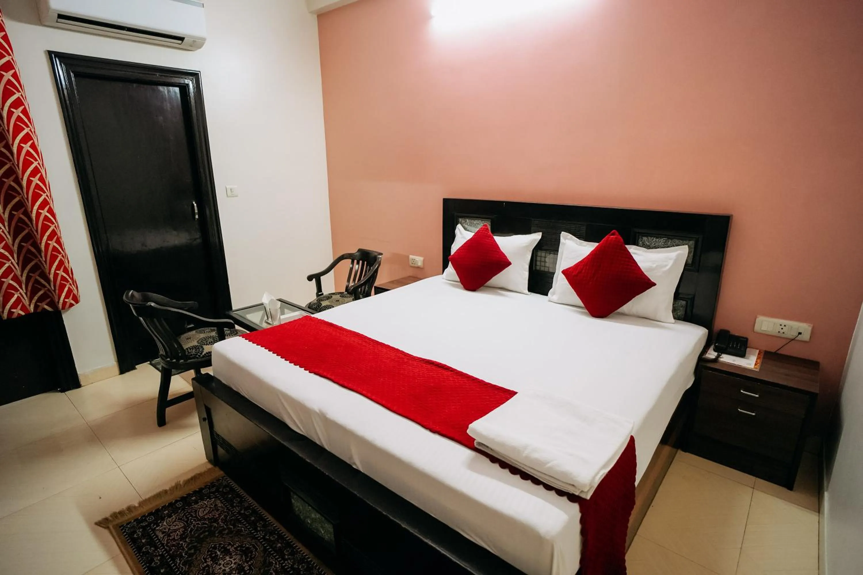 Bedroom, Bed in Hotel Jinendra Inn