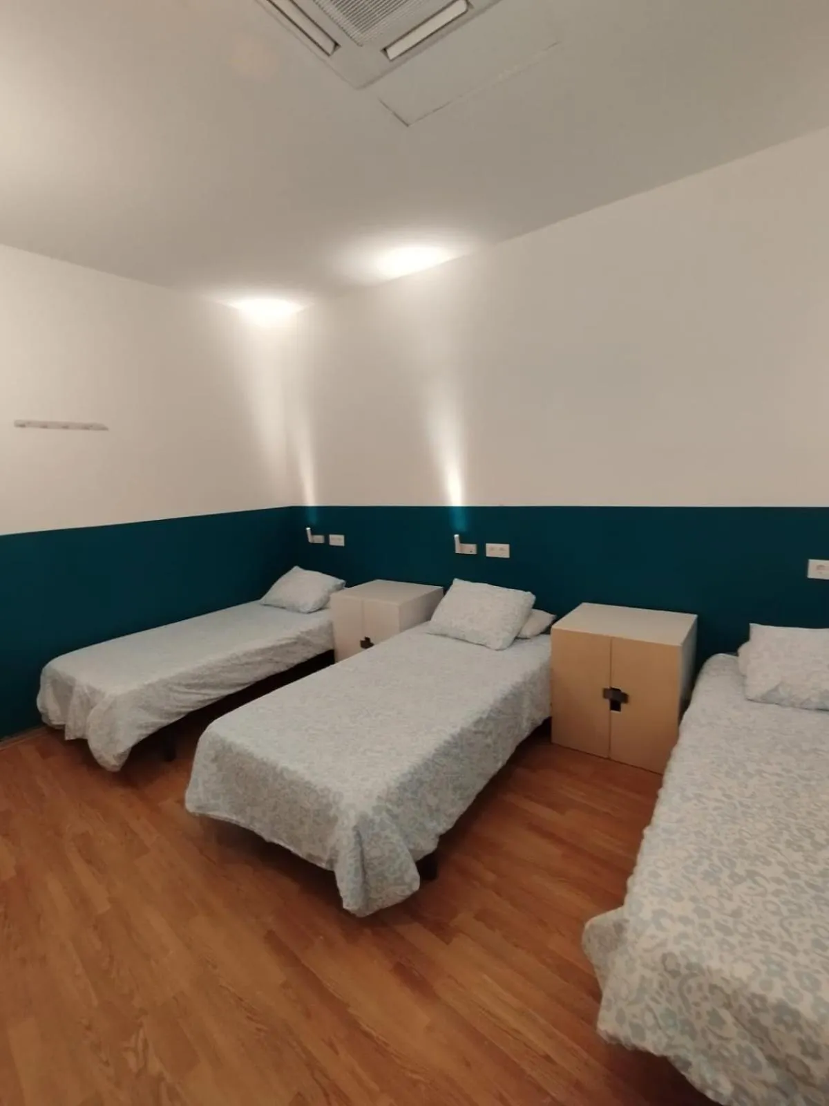 Photo of the whole room, Bed in Onefam Sungate